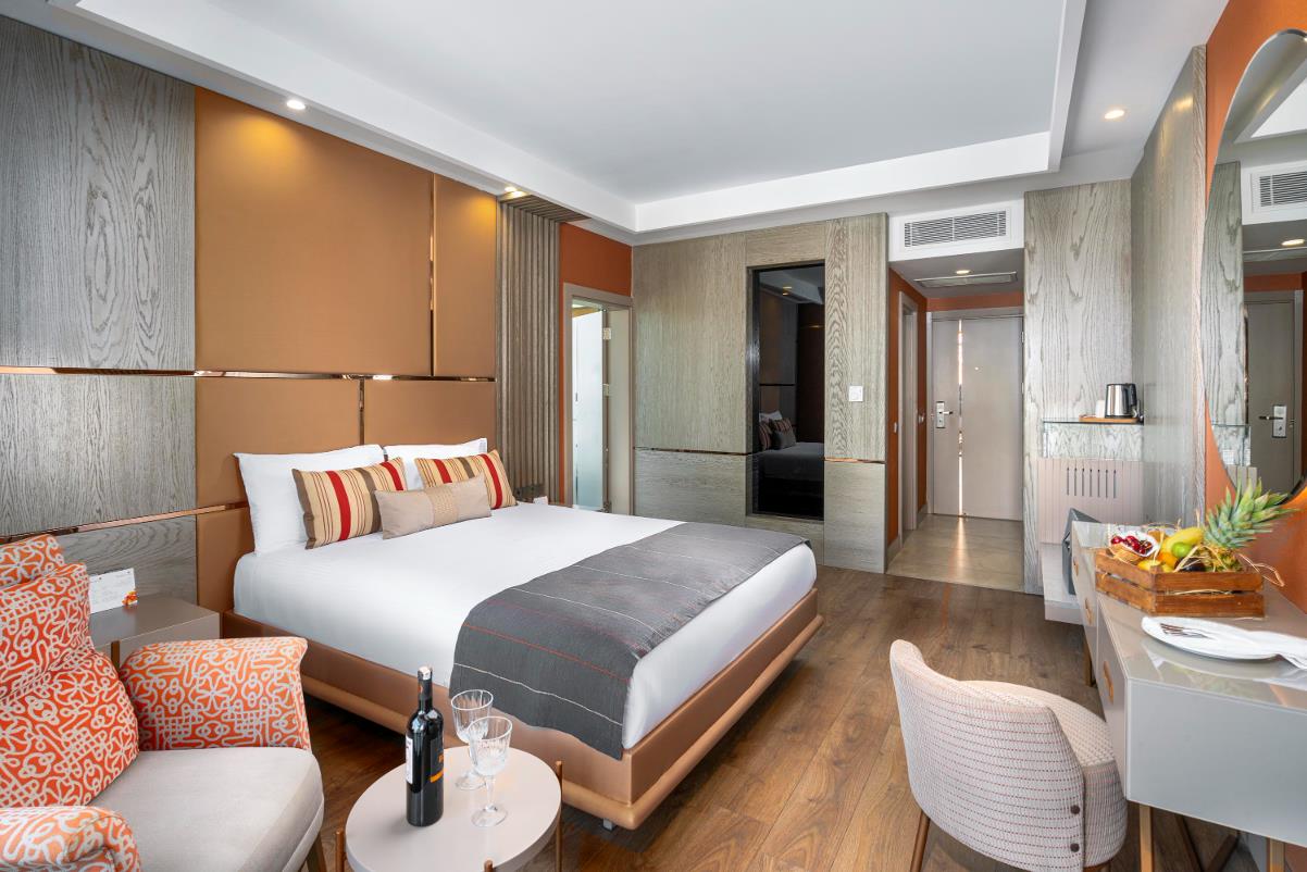 En az 2 yetişkin, En fazla 3 yetişkin + 1 çocuk veya 2 yetişkin + 2 çocuk.