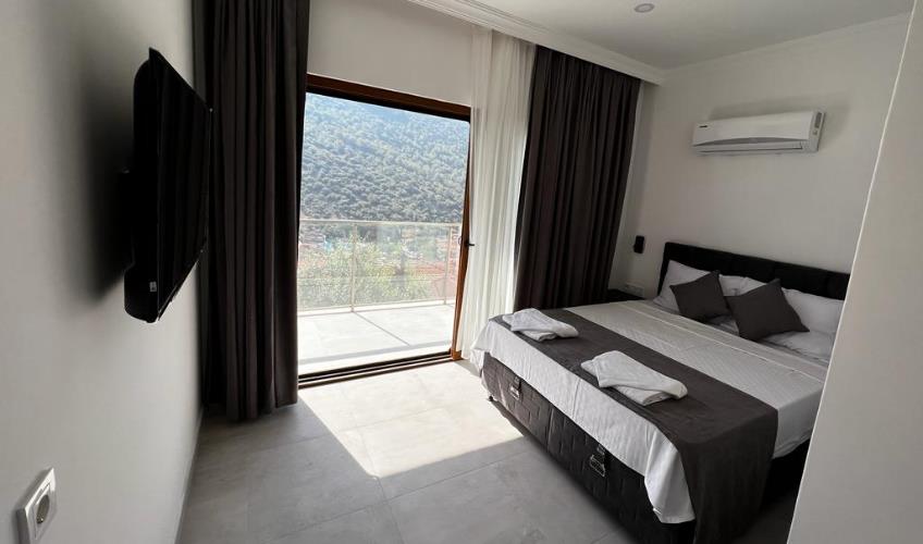 En fazla 2 yetişkin + 1 çocuk + 1 bebek (0-2 yaş) veya 1 yetişkin + 1 çocuk + 1 bebek (0-2 yaş).