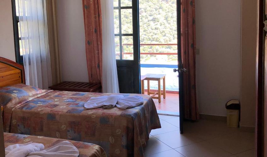 En fazla 2 yetişkin + 1 çocuk + 1 bebek (0-2 yaş) veya 1 yetişkin + 1 çocuk + 1 bebek (0-2 yaş).