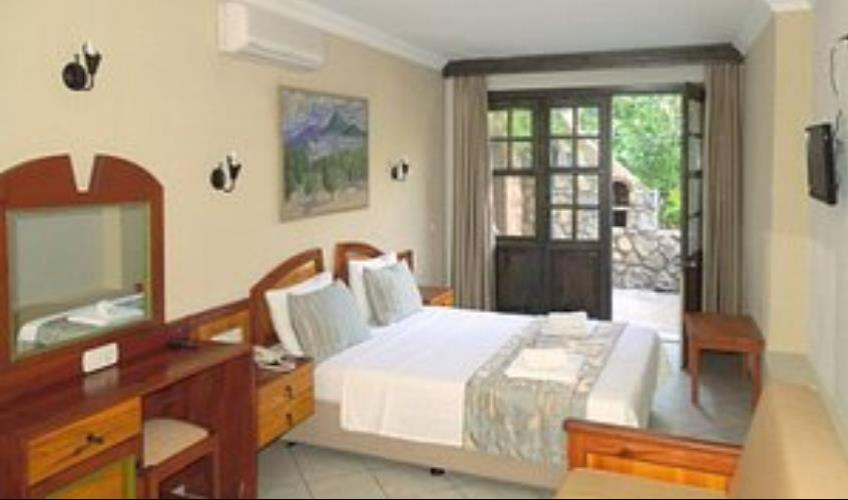 En fazla 2 yetişkin + 1 çocuk + 1 bebek (0-2 yaş) veya 1 yetişkin + 1 çocuk + 1 bebek (0-2 yaş).