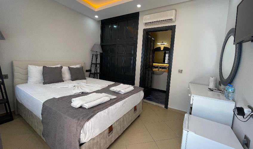 En fazla 2 yetişkin + 1 çocuk + 1 bebek (0-2 yaş) veya 1 yetişkin + 1 çocuk + 1 bebek (0-2 yaş).