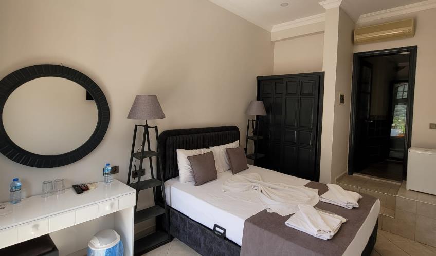 En fazla 2 yetişkin + 1 çocuk + 1 bebek (0-2 yaş) veya 1 yetişkin + 1 çocuk + 1 bebek (0-2 yaş).