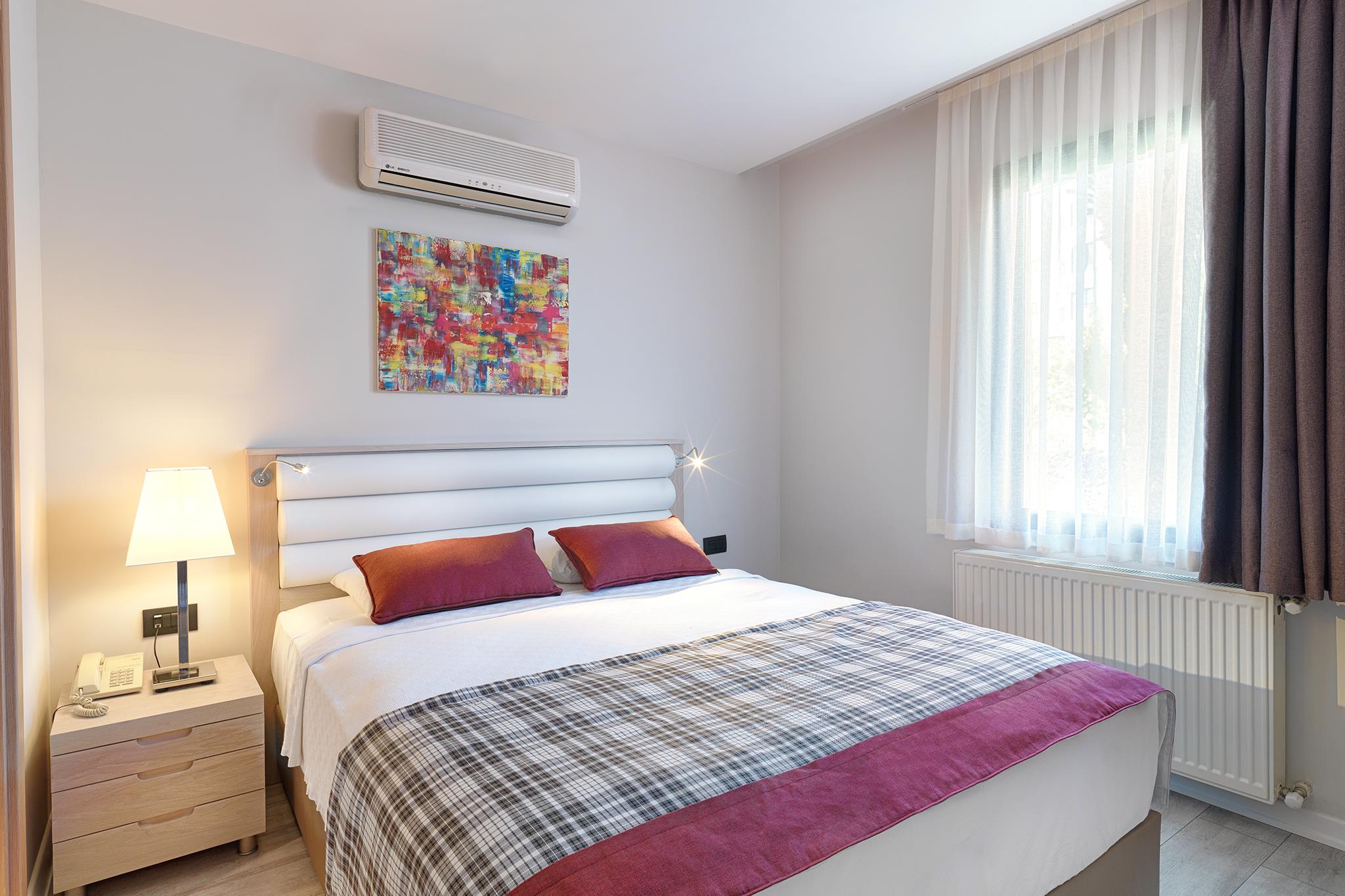 En az 3 yetişkin, En fazla 3 yetişkin + 1 çocuk.