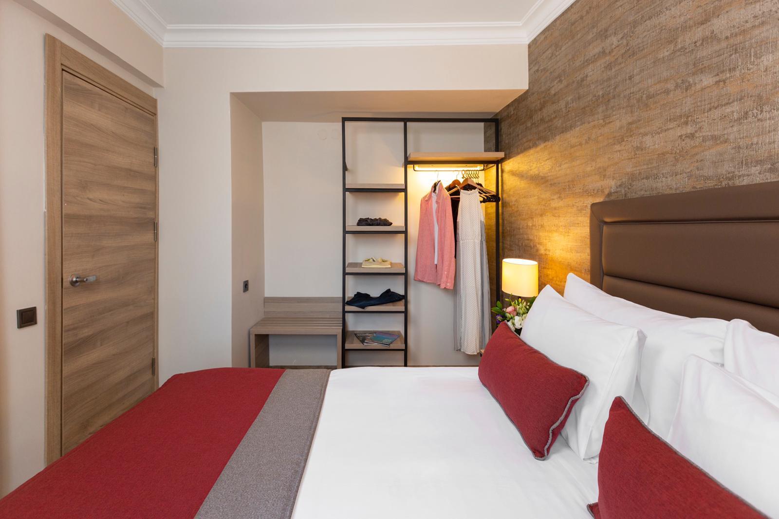 En fazla 3 yetişkin veya 2 yetişkin + 1 çocuk.