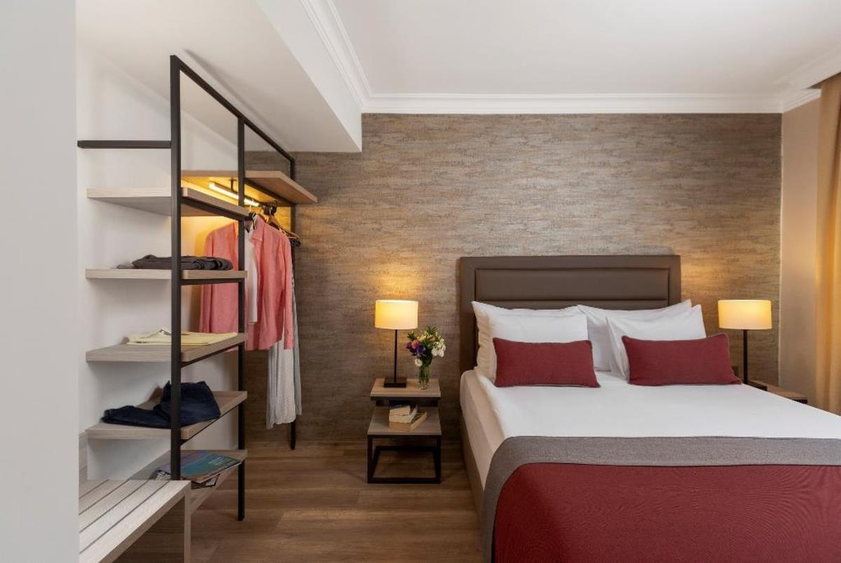 En fazla 3 yetişkin.