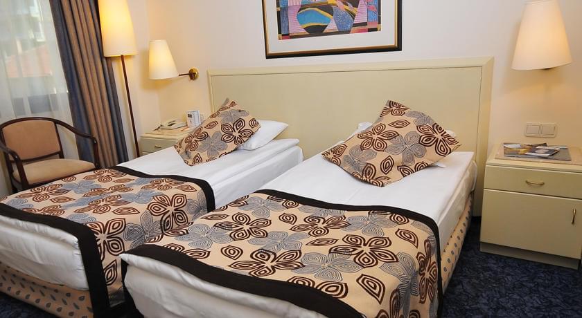 En fazla 1 yetişkin + 1 bebek (0-2 yaş).