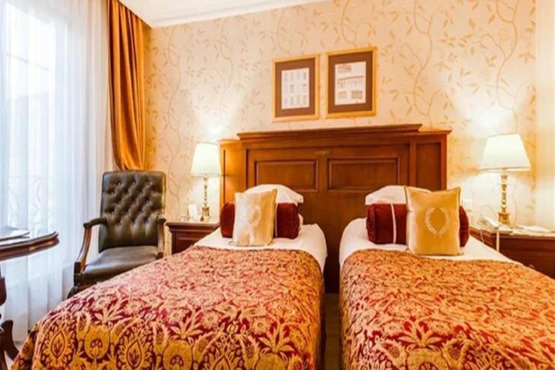 En fazla 3 yetişkin.