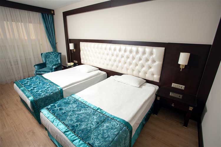 En fazla 2 yetişkin + 1 bebek (0-2 yaş).