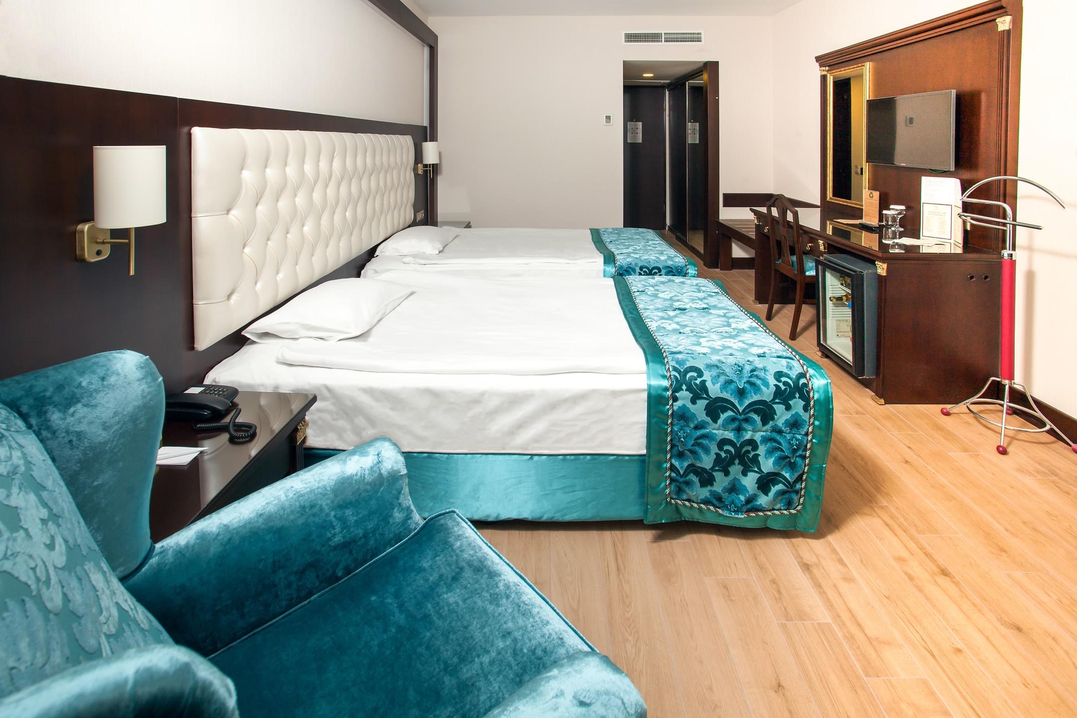 En fazla 2 yetişkin + 1 bebek (0-2 yaş).