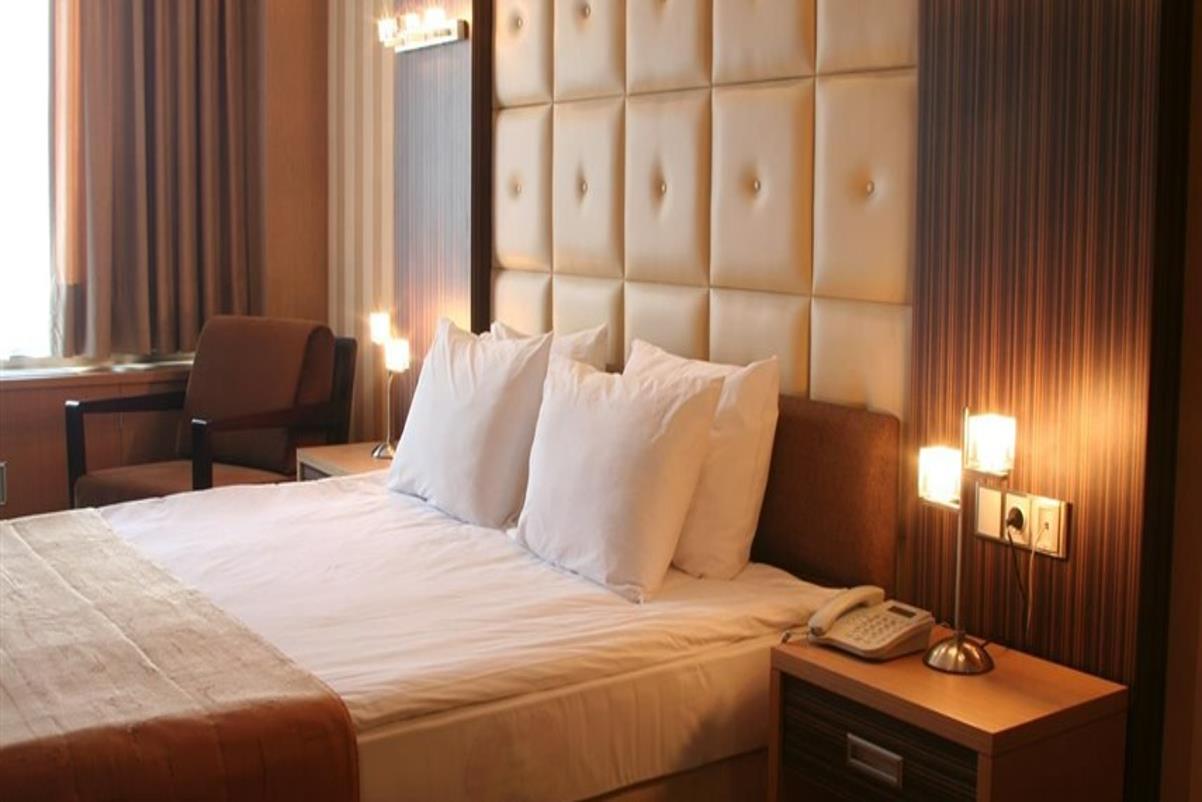 En fazla 2 yetişkin.