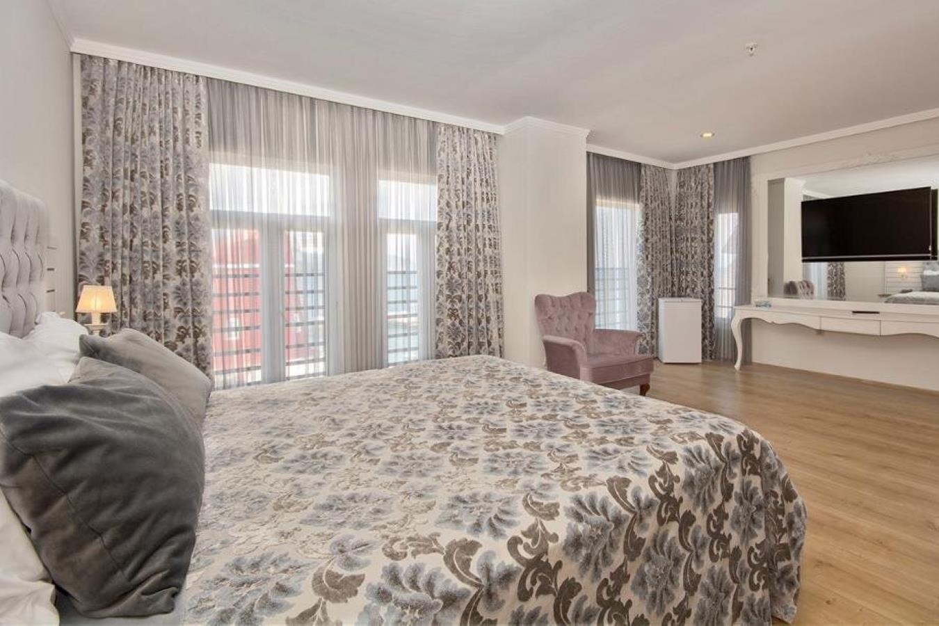 En az 2 yetişkin, En fazla 4 yetişkin.