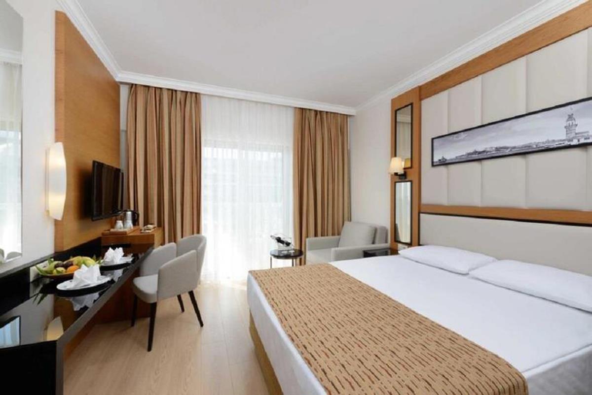 En az 3 yetişkin, En fazla 3 yetişkin.