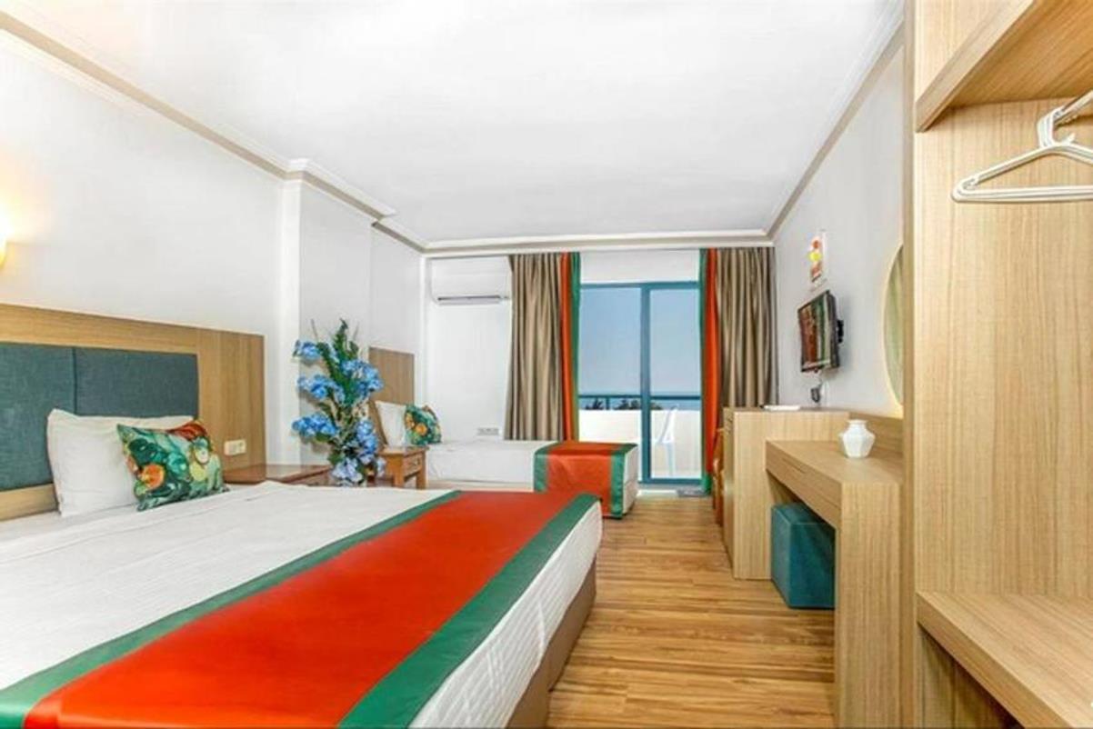 En az 2 yetişkin, En fazla 4 yetişkin veya 4 yetişkin + 1 çocuk.