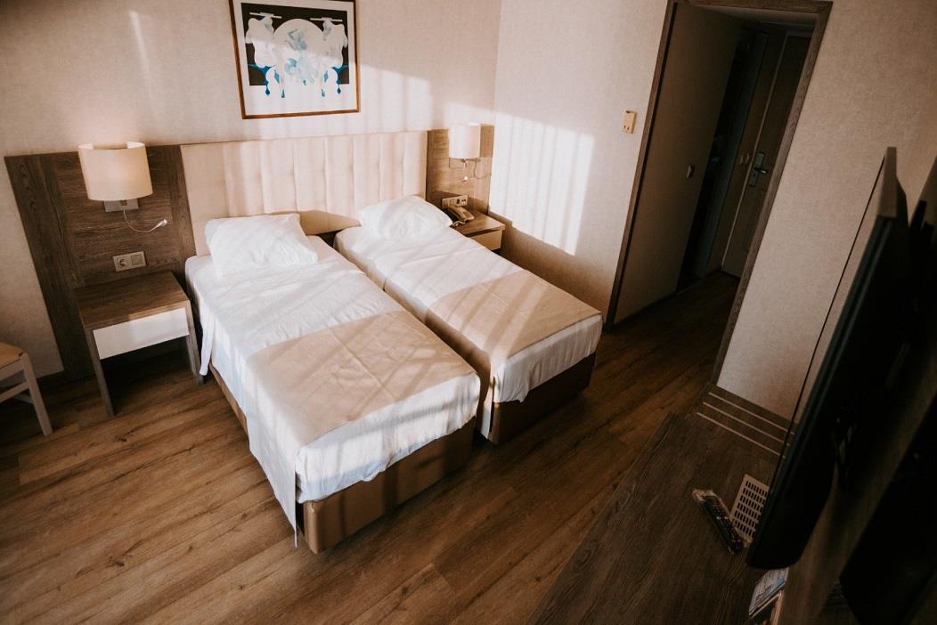 En fazla 3 yetişkin veya 2 yetişkin + 1 çocuk.