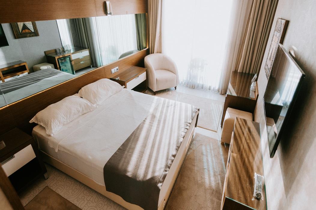 En fazla 2 yetişkin.