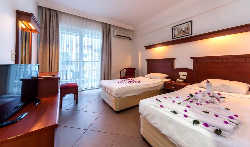 En fazla 3 yetişkin veya 2 yetişkin + 1 çocuk.