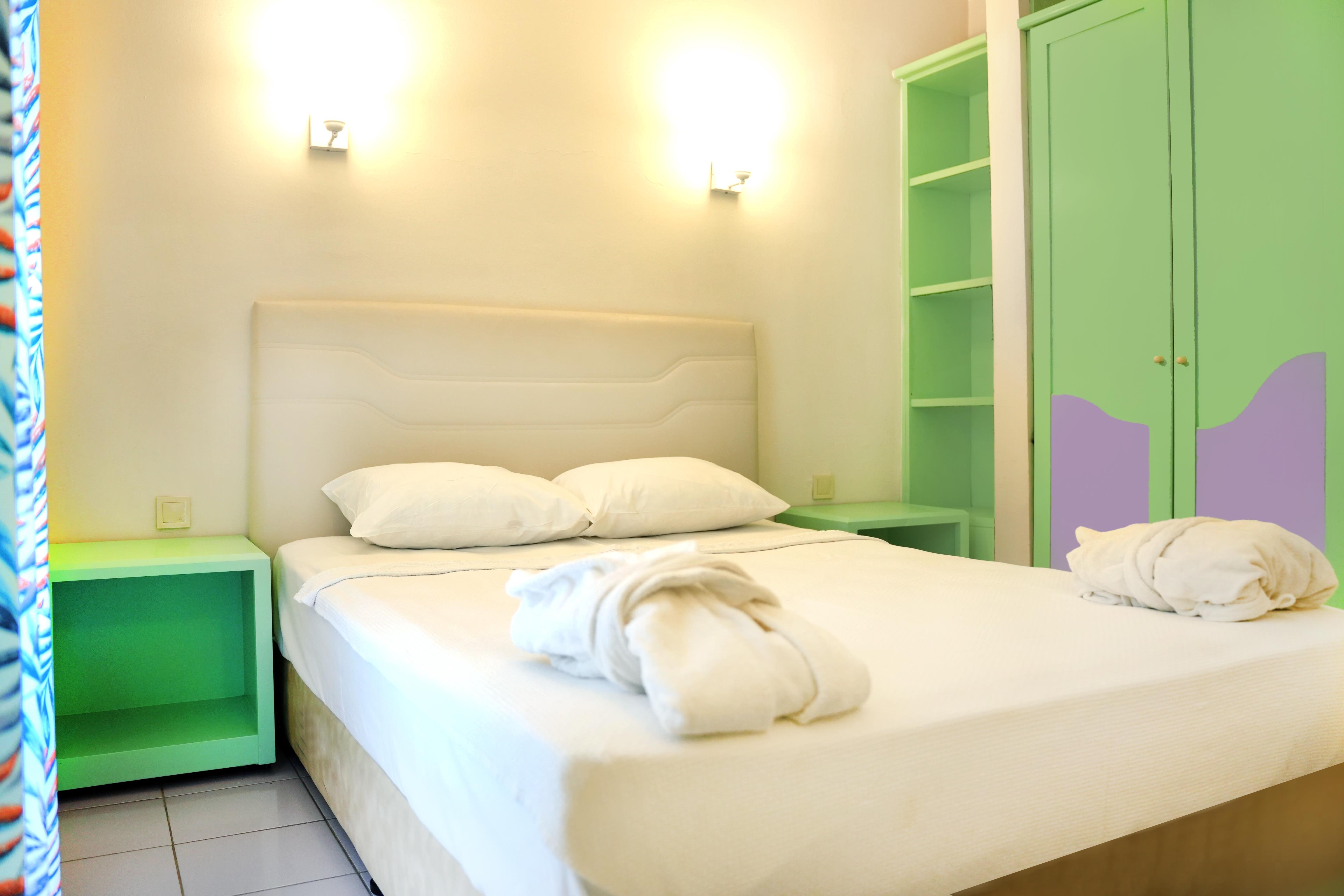 En az 2 yetişkin, En fazla 4 yetişkin veya 3 yetişkin + 1 çocuk.