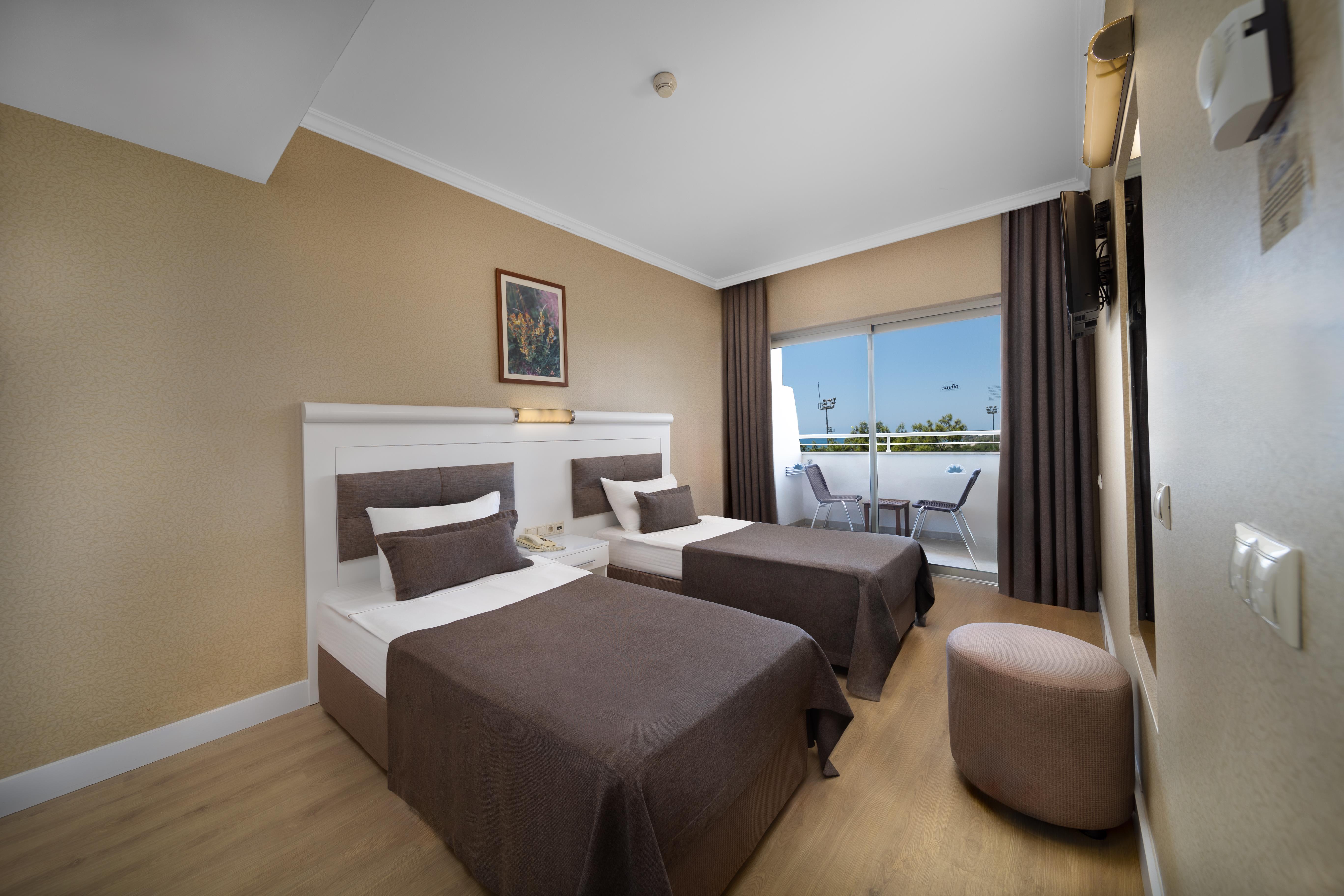 En az 2 yetişkin, En fazla 4 yetişkin veya 3 yetişkin + 1 çocuk.