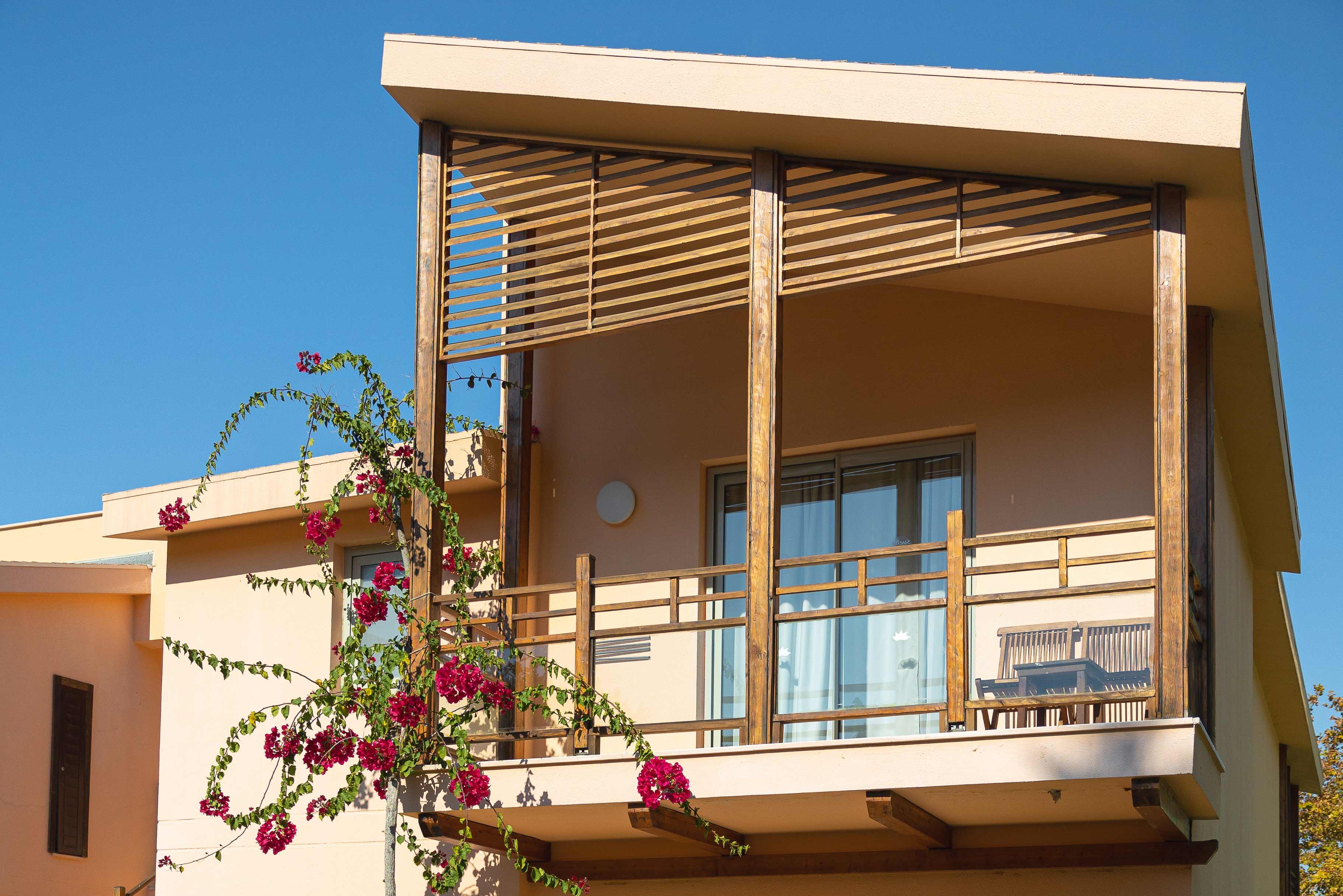 En fazla 3 yetişkin veya 2 yetişkin + 1 çocuk.