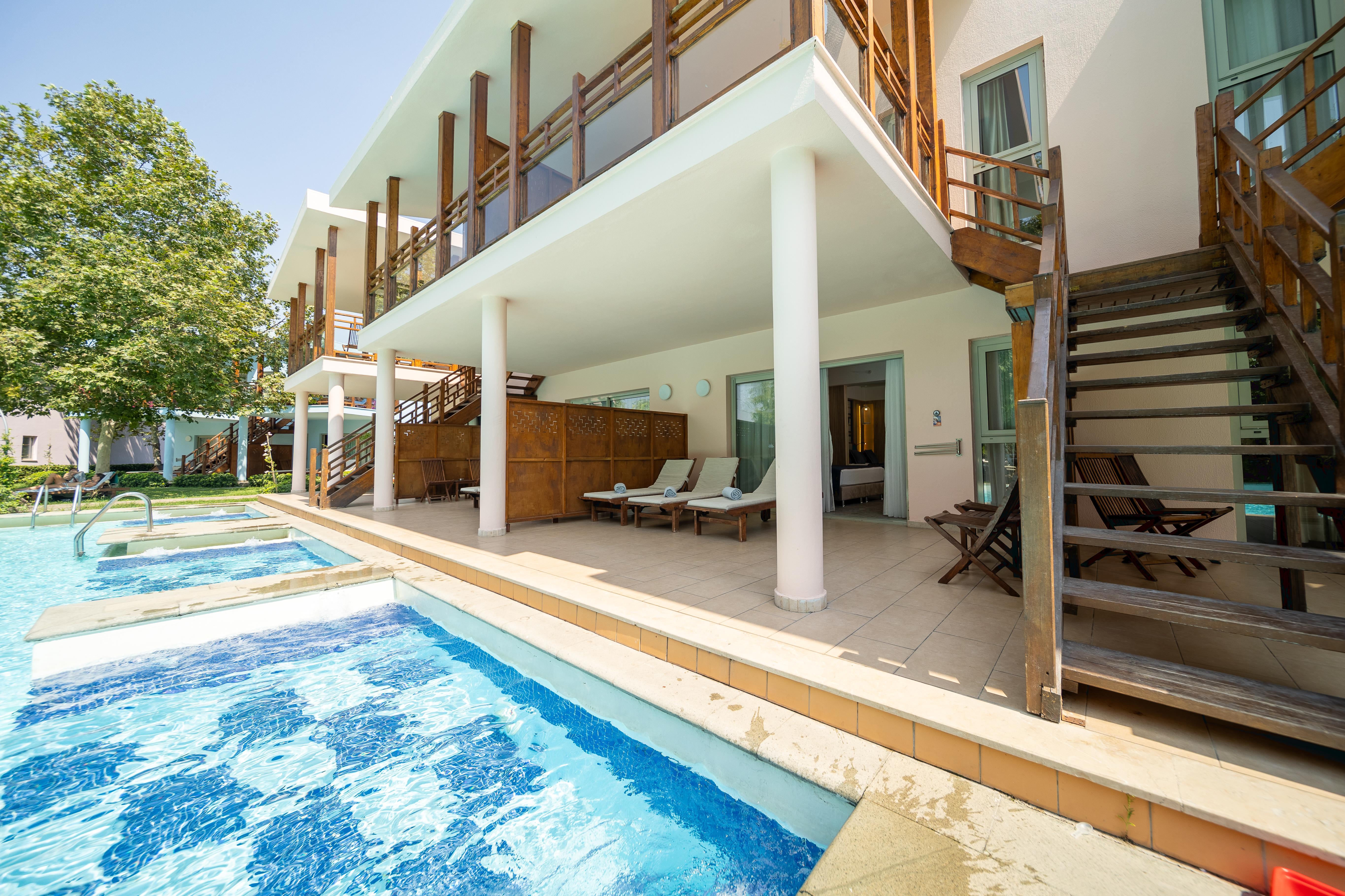 En fazla 3 yetişkin veya 2 yetişkin + 1 çocuk.