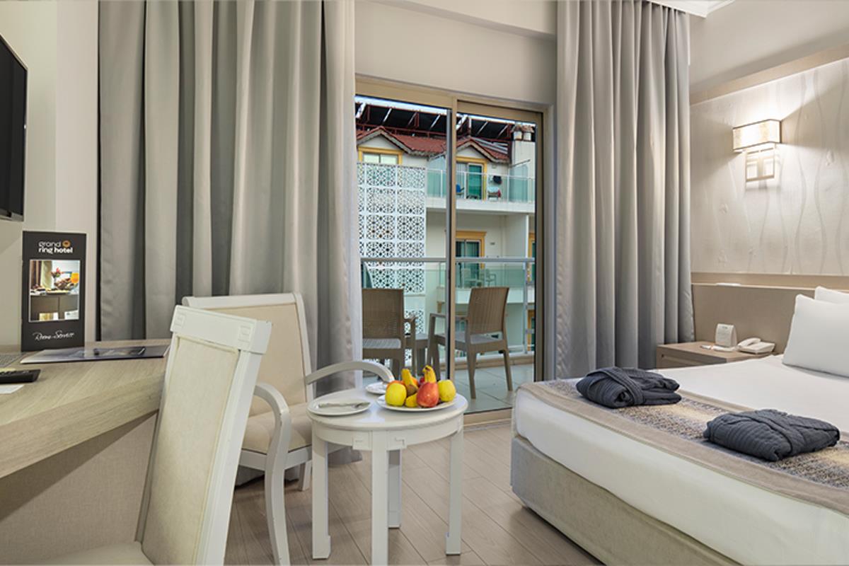 En fazla 3 yetişkin + 1 çocuk veya 2 yetişkin + 2 çocuk.