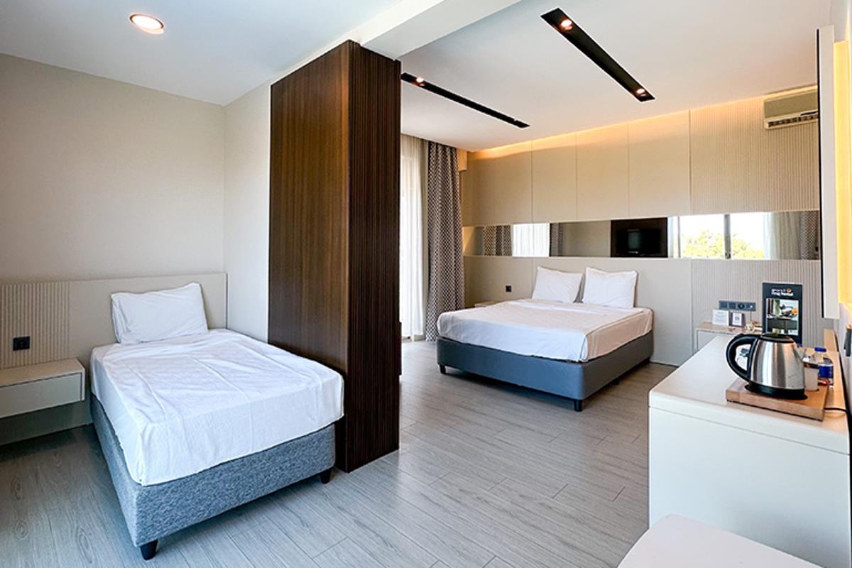 En az 2 yetişkin, En fazla 3 yetişkin + 1 çocuk veya 2 yetişkin + 2 çocuk.