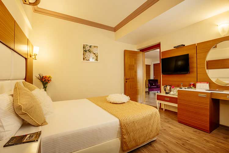 En fazla 3 yetişkin veya 2 yetişkin + 1 çocuk.