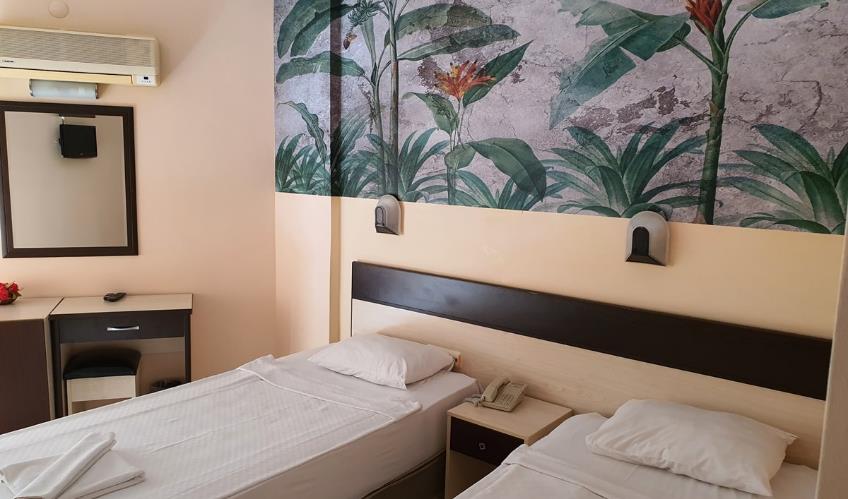 En fazla 3 yetişkin + 1 bebek (0-2 yaş).