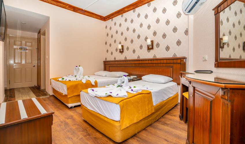 En fazla 3 yetişkin + 1 bebek (0-2 yaş).