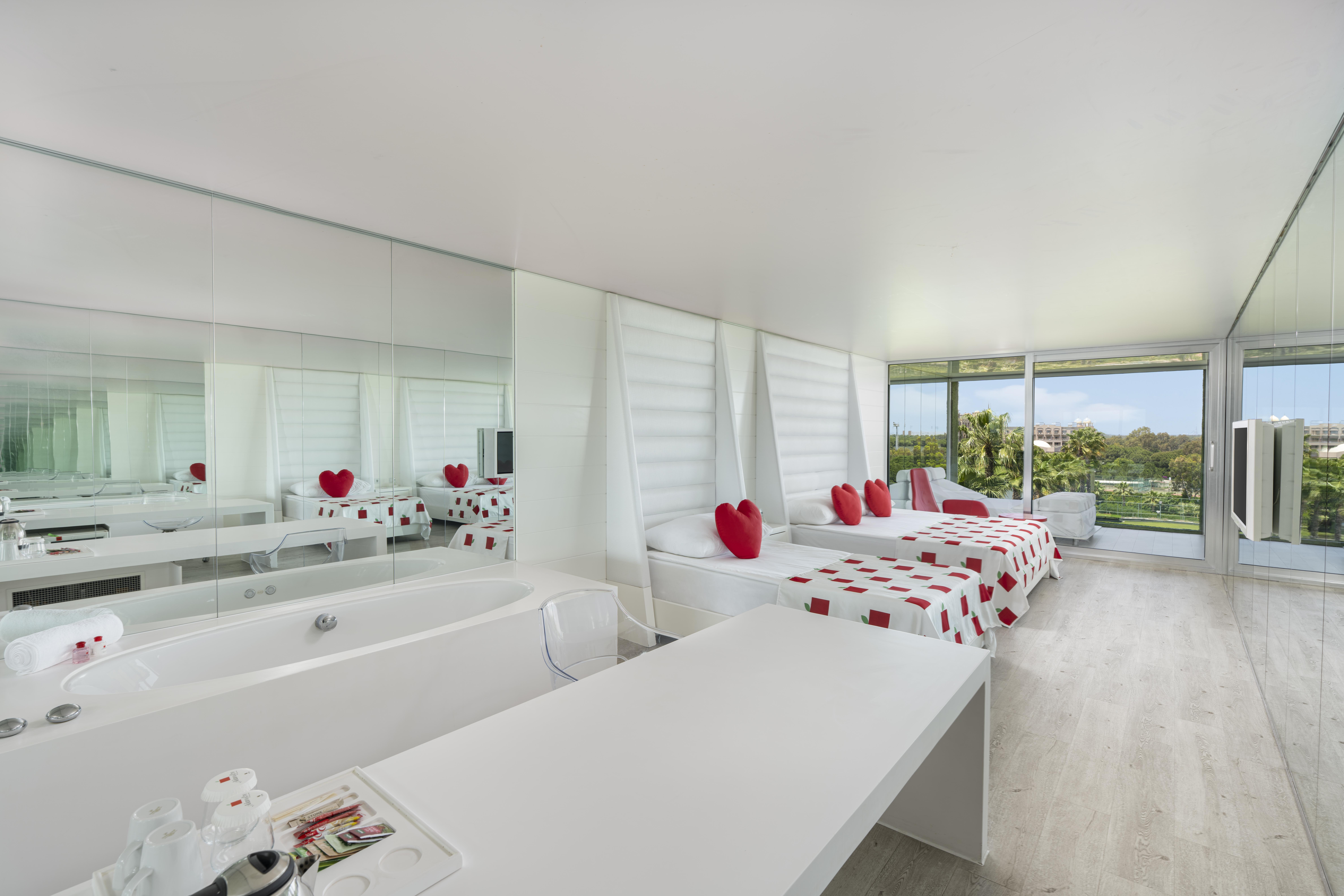 En fazla 3 yetişkin.