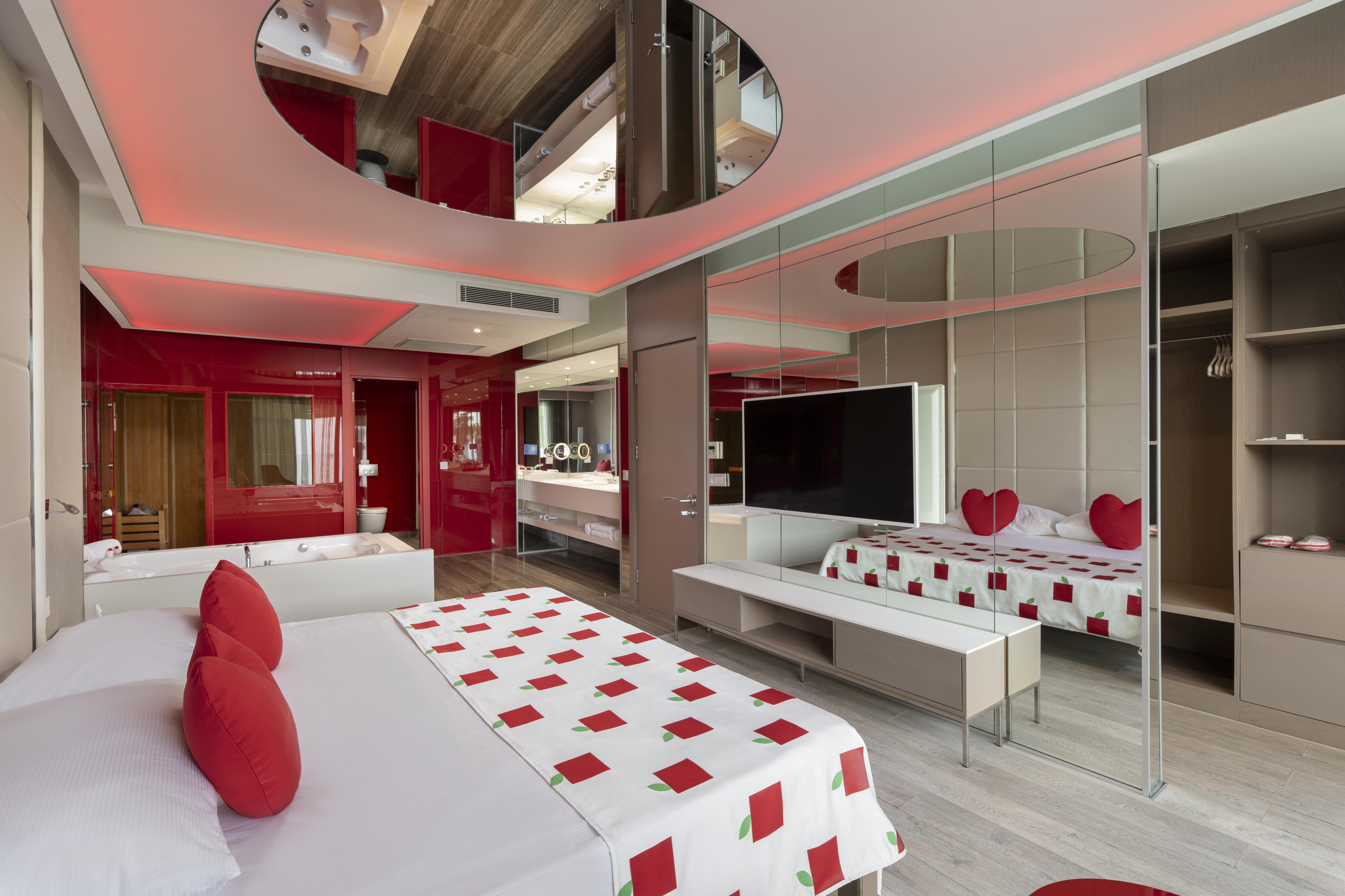 En az 4 yetişkin, En fazla 4 yetişkin.