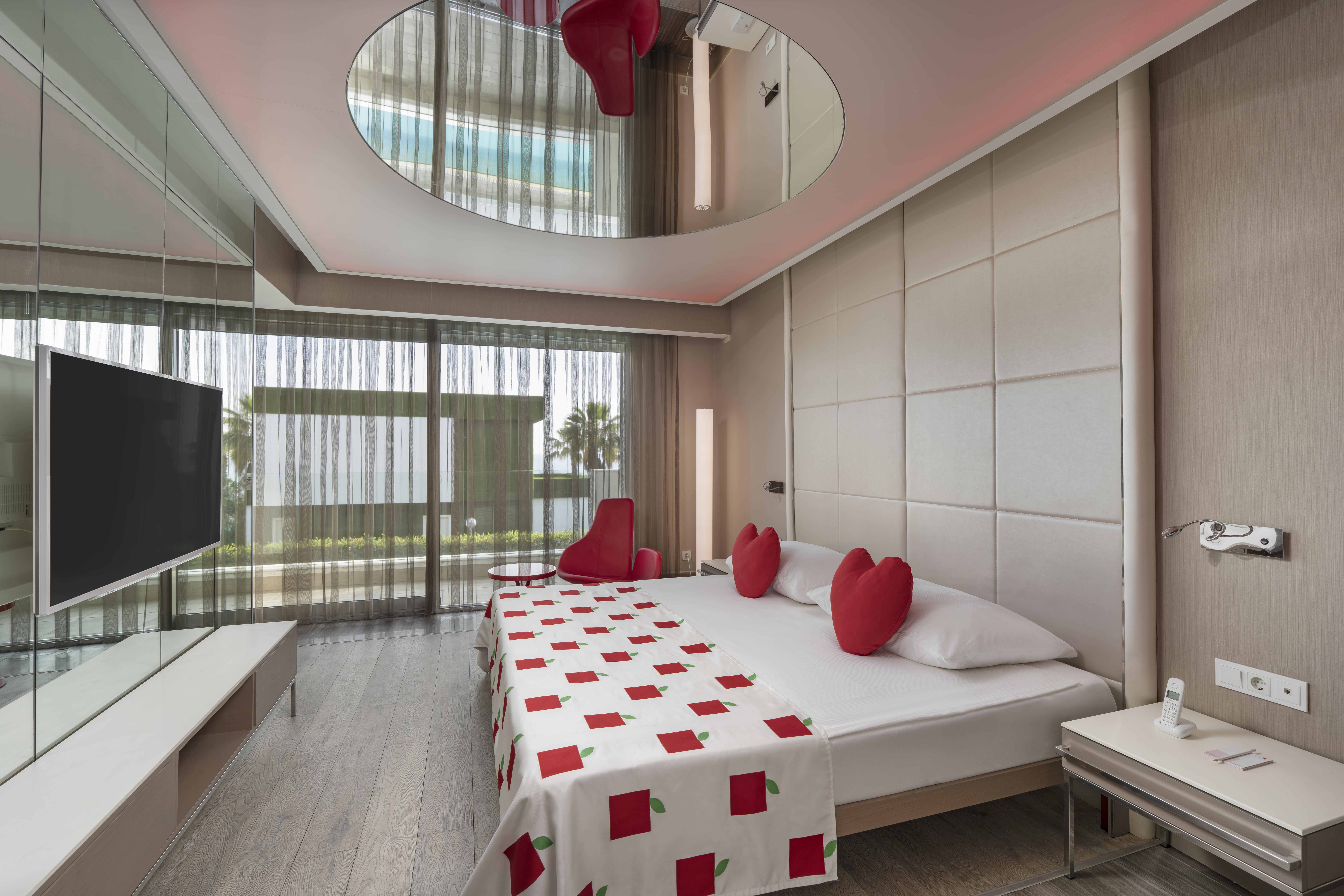 En az 3 yetişkin, En fazla 3 yetişkin.