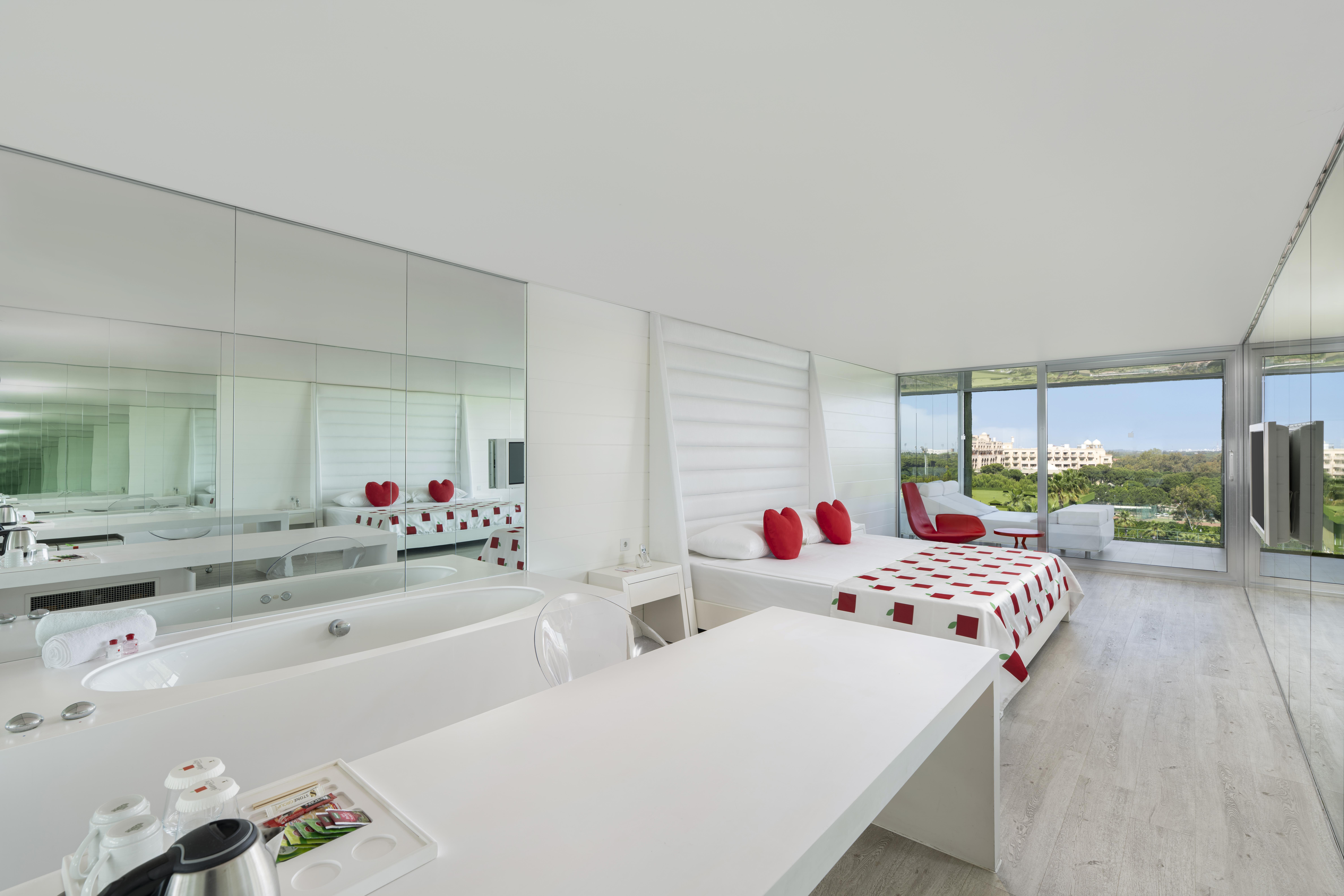 En az 3 yetişkin, En fazla 3 yetişkin.