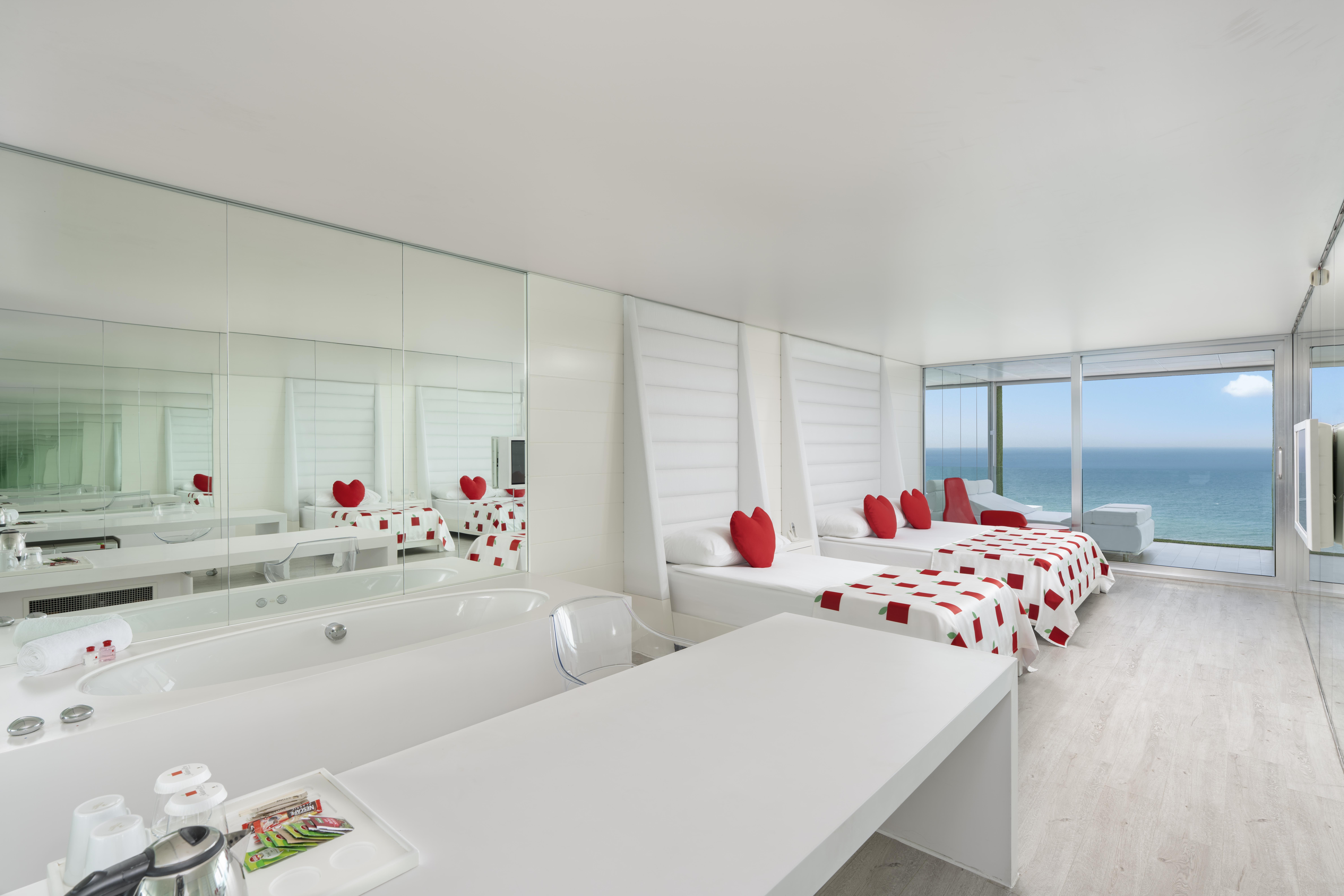 En az 2 yetişkin, En fazla 3 yetişkin.