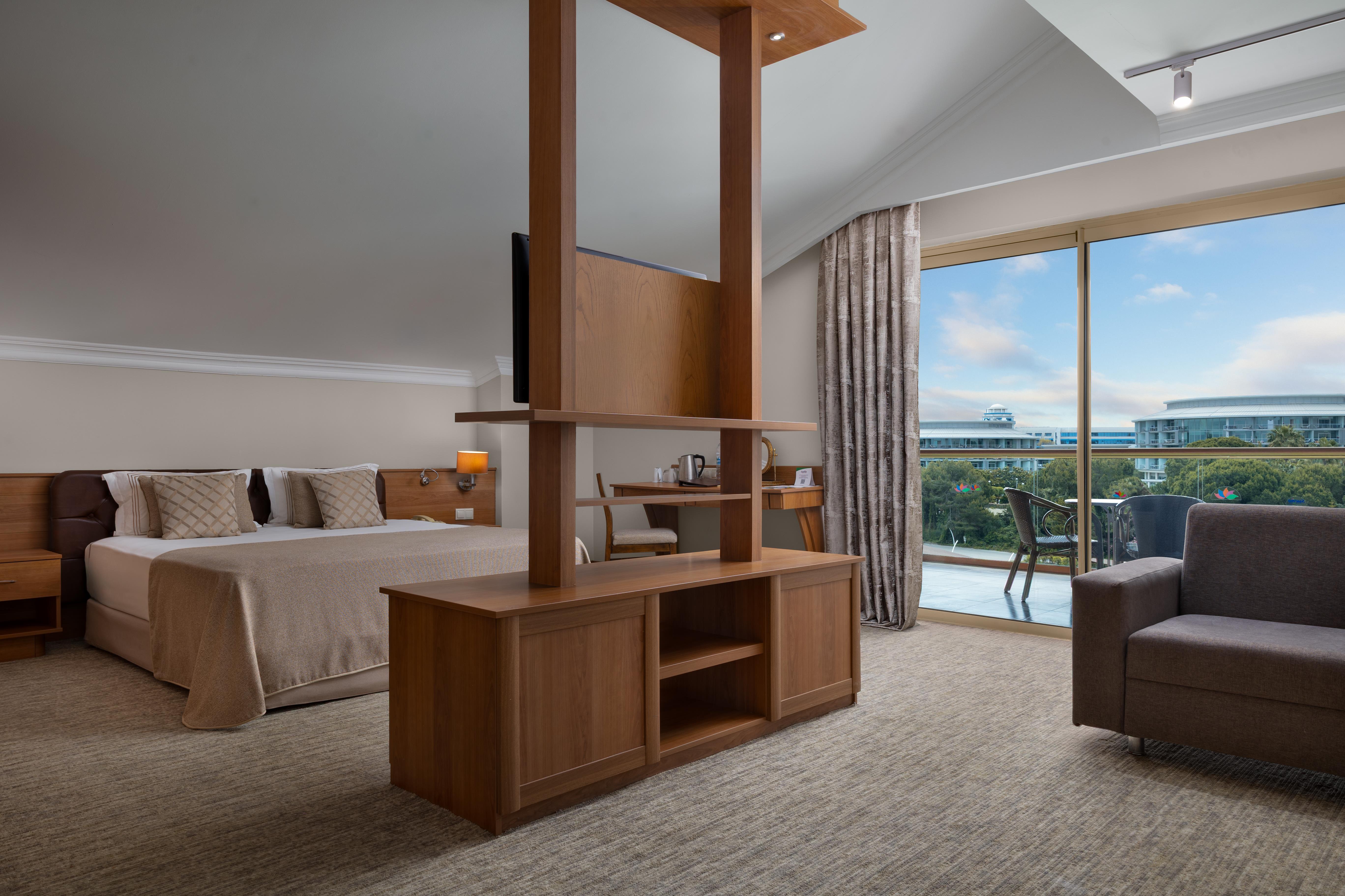 En az 3 yetişkin, En fazla 4 yetişkin veya 3 yetişkin + 1 çocuk.