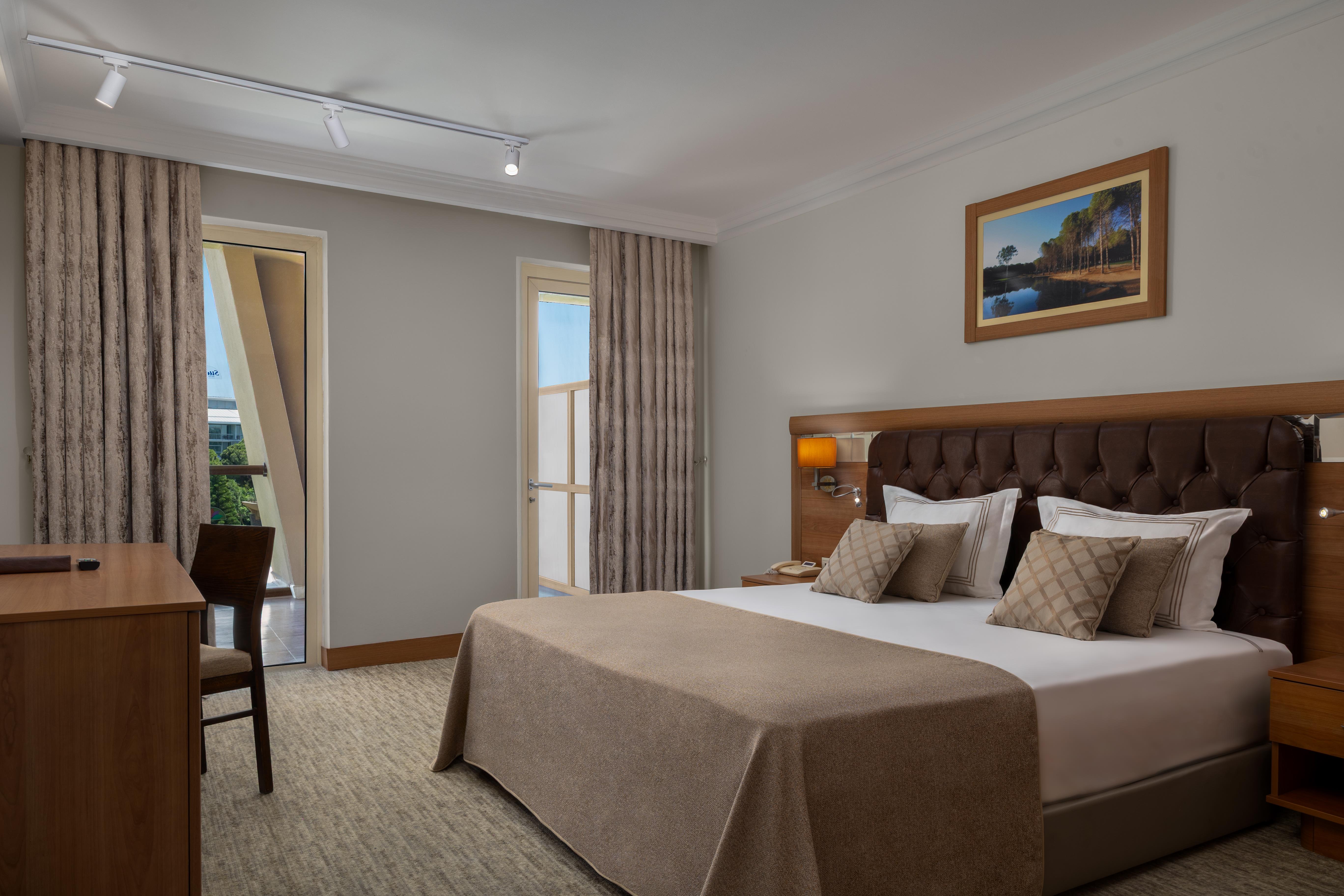 En az 3 yetişkin, En fazla 4 yetişkin veya 3 yetişkin + 1 çocuk.