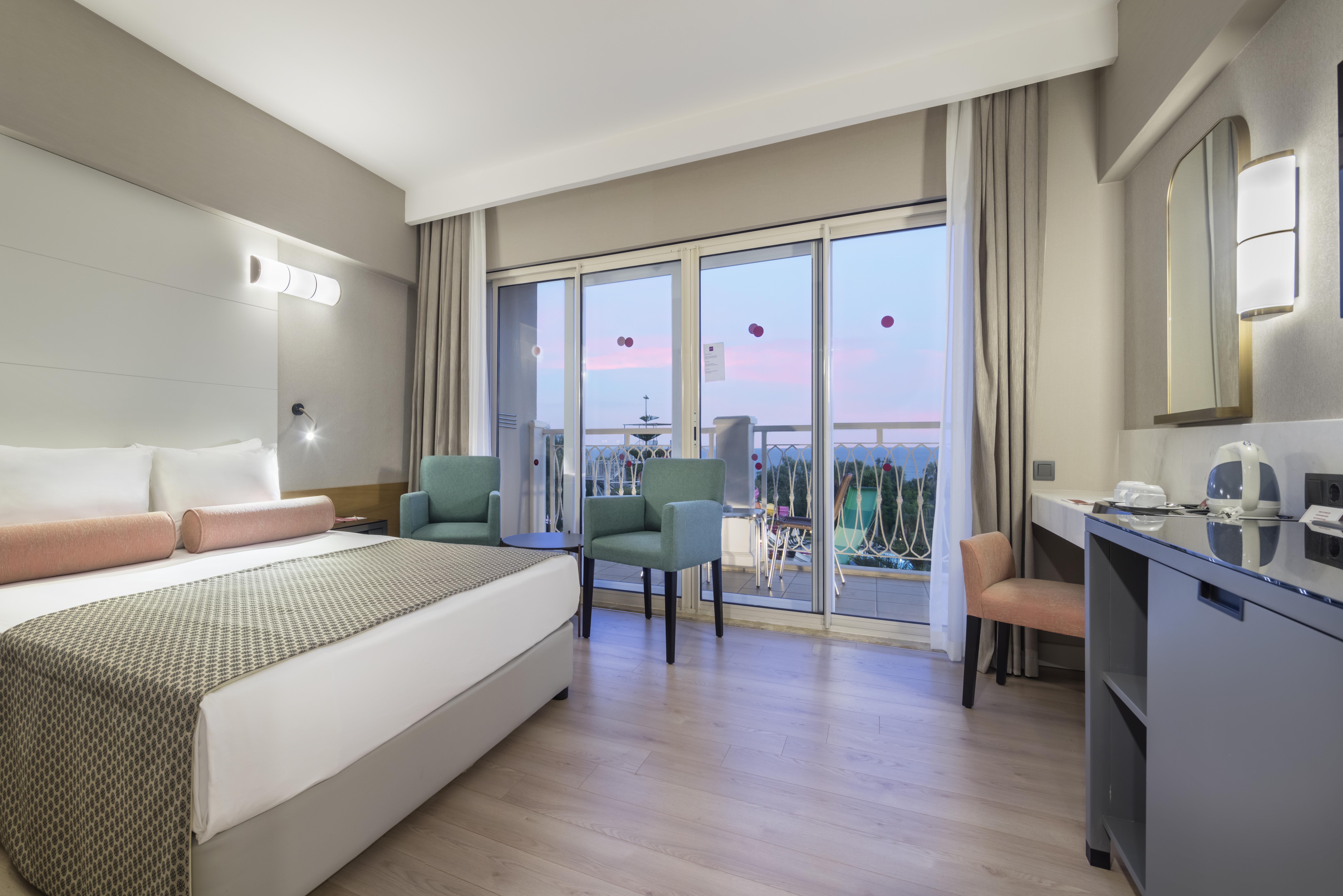 En az 2 yetişkin, En fazla 3 yetişkin + 1 çocuk veya 2 yetişkin + 2 çocuk.