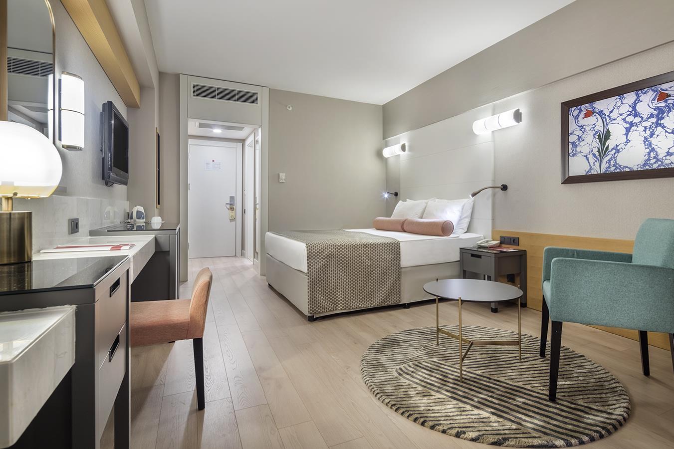 En az 2 yetişkin, En fazla 3 yetişkin + 1 çocuk veya 2 yetişkin + 2 çocuk.