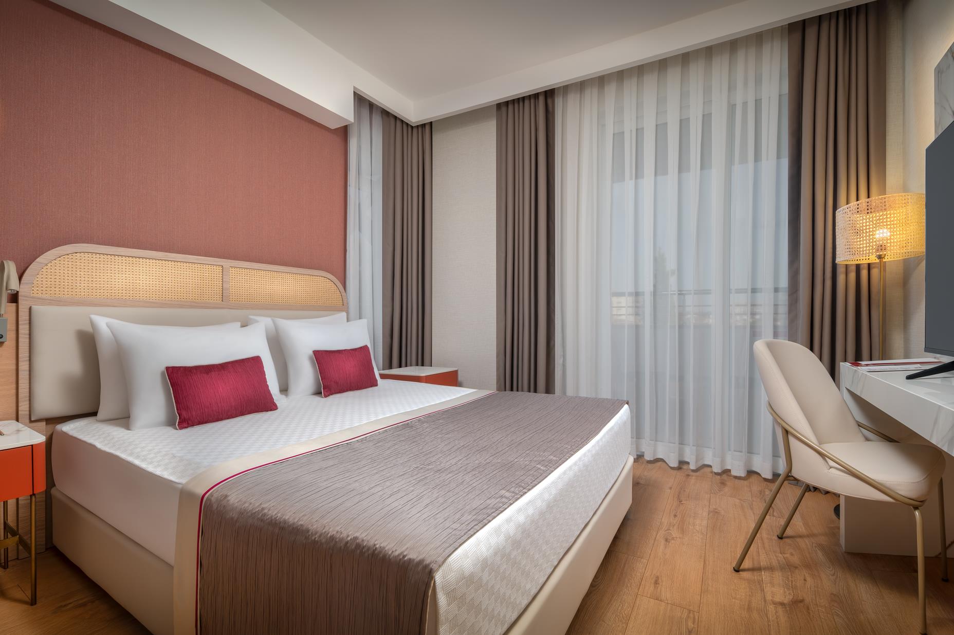 En az 2 yetişkin, En fazla 3 yetişkin.