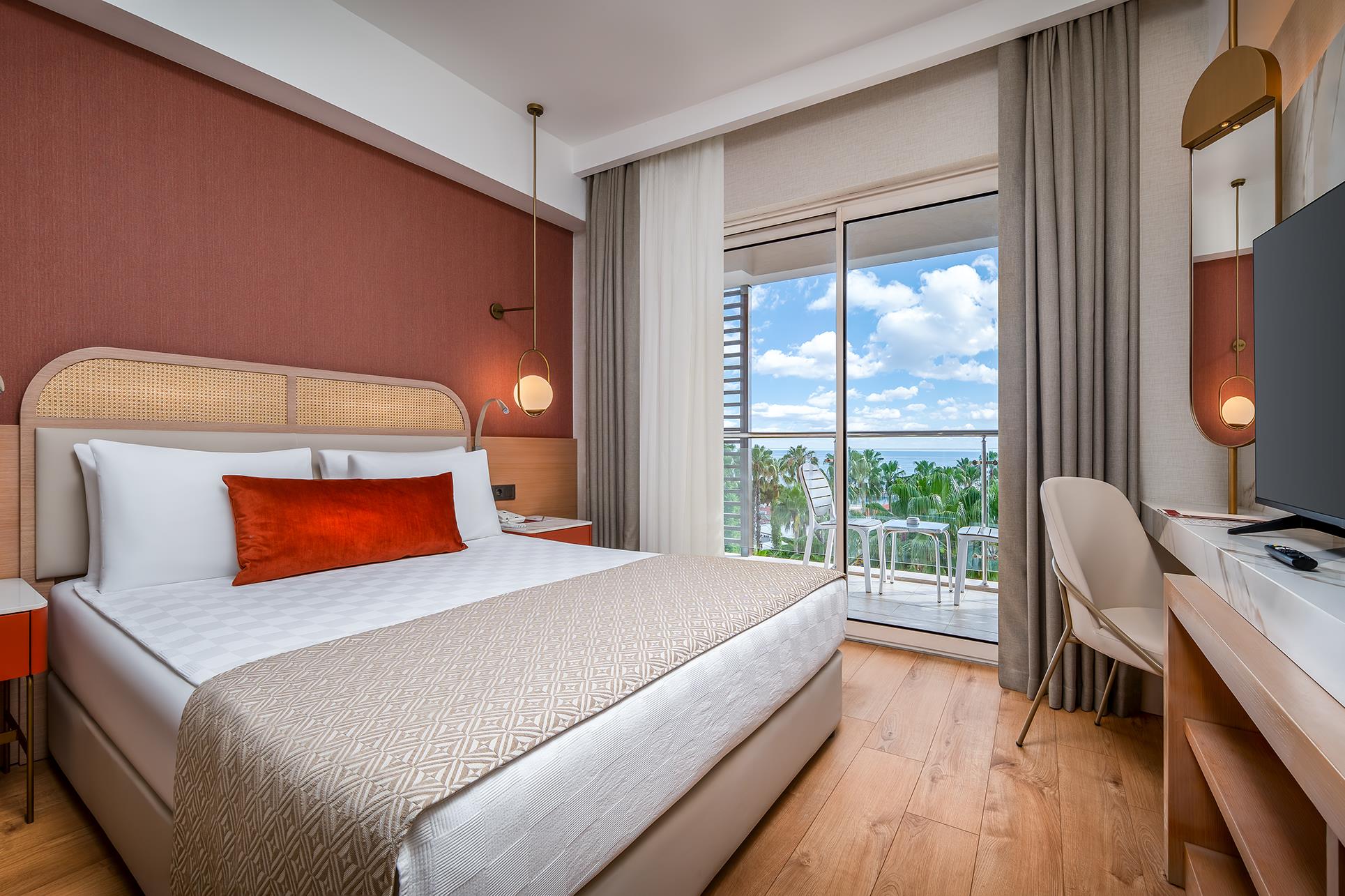 En az 2 yetişkin, En fazla 3 yetişkin.