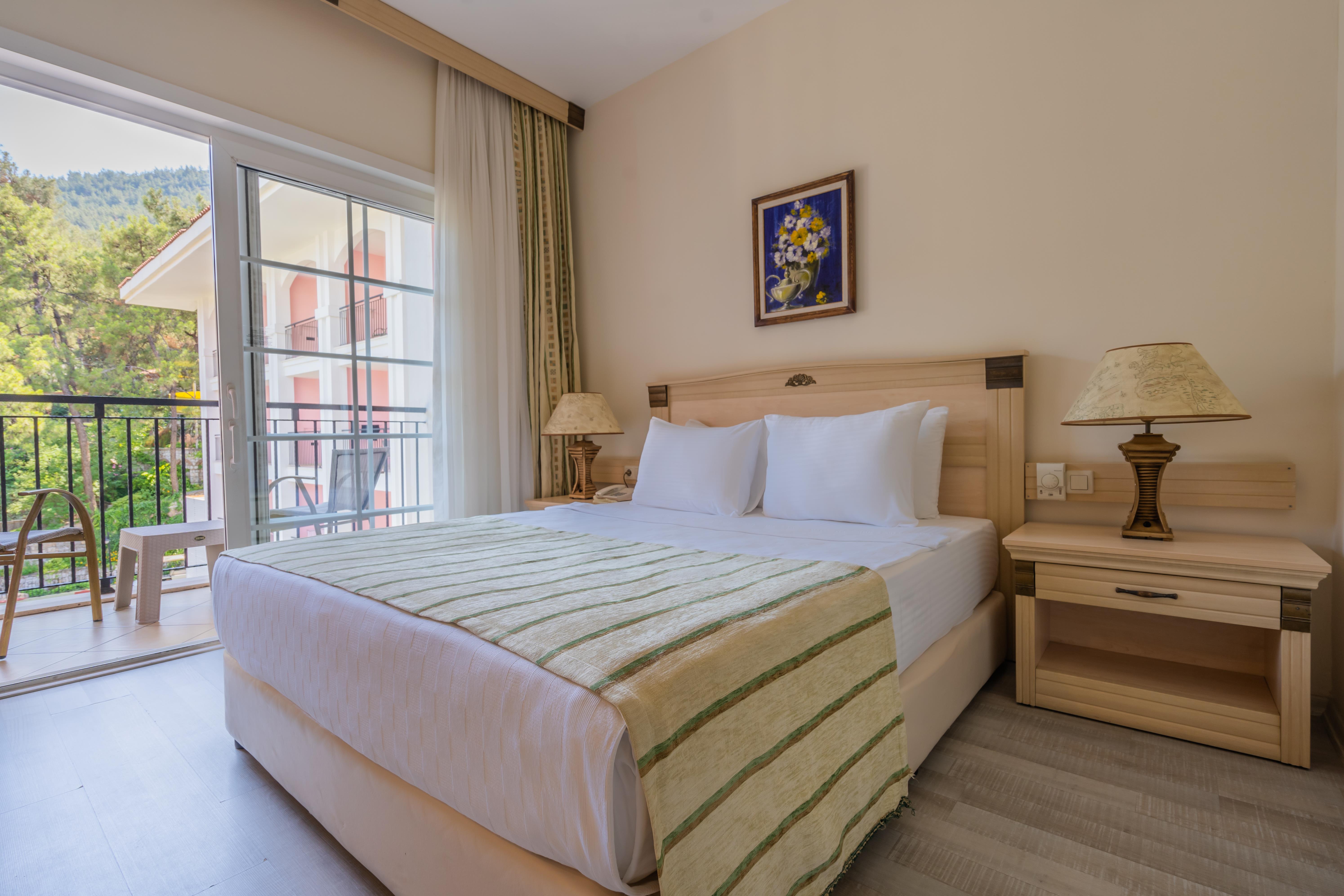 En fazla 3 yetişkin veya 2 yetişkin + 1 çocuk.