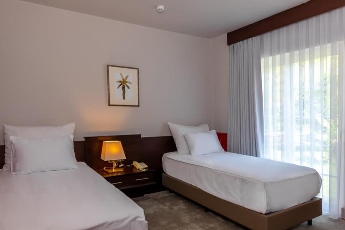 En az 2 yetişkin, En fazla 4 yetişkin + 1 çocuk veya 3 yetişkin + 2 çocuk.