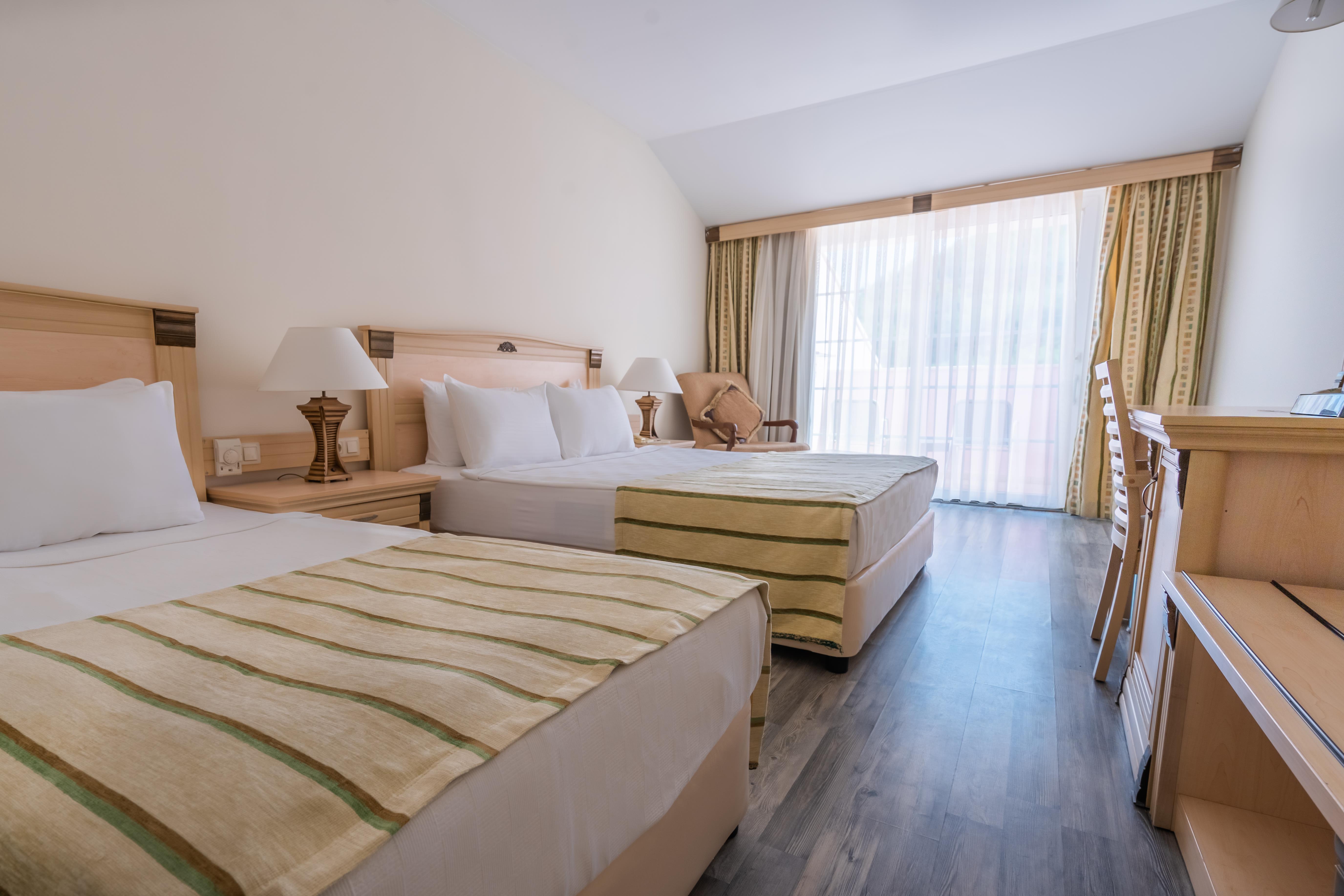 En fazla 3 yetişkin veya 2 yetişkin + 1 çocuk.