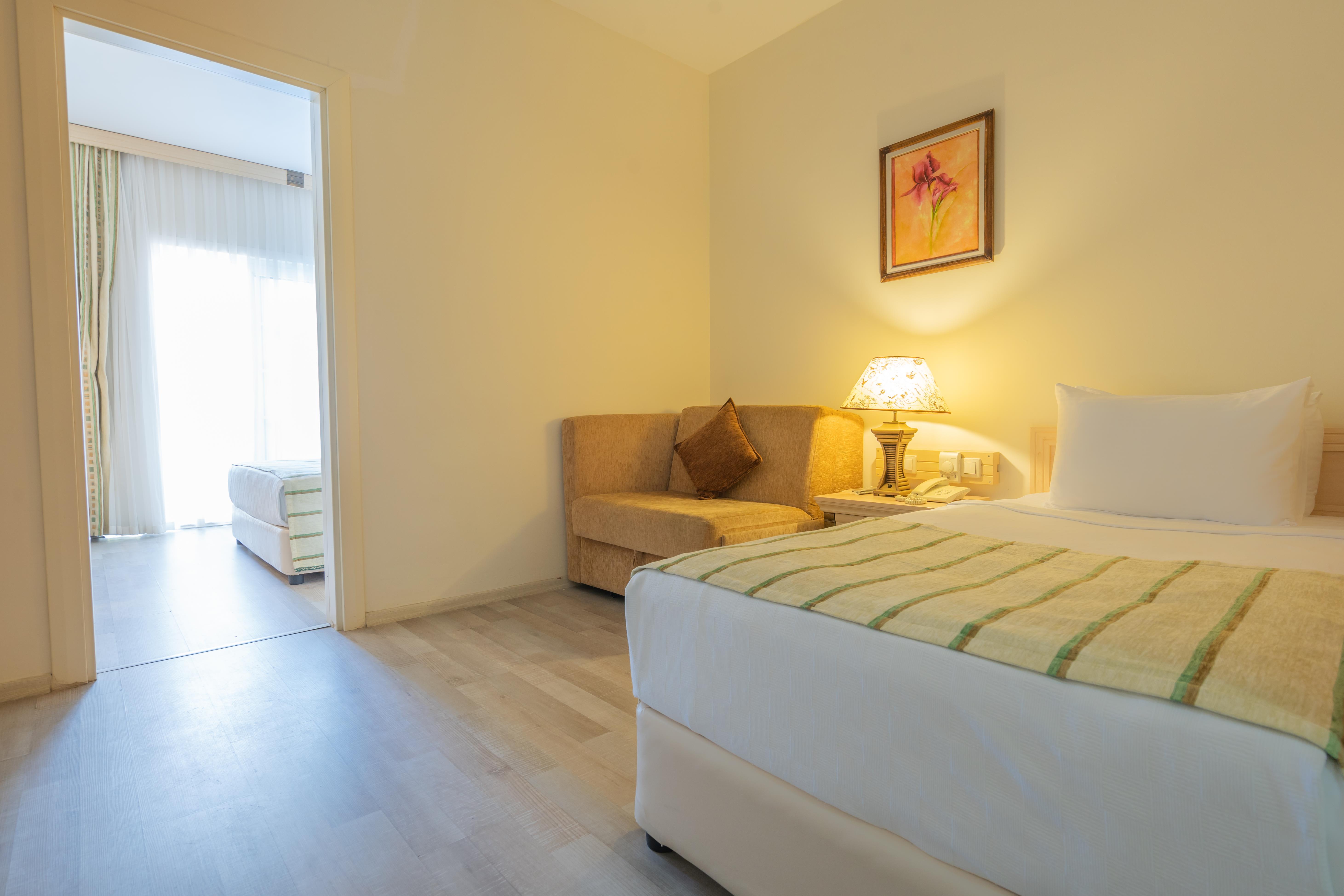 En fazla 3 yetişkin veya 2 yetişkin + 1 çocuk.