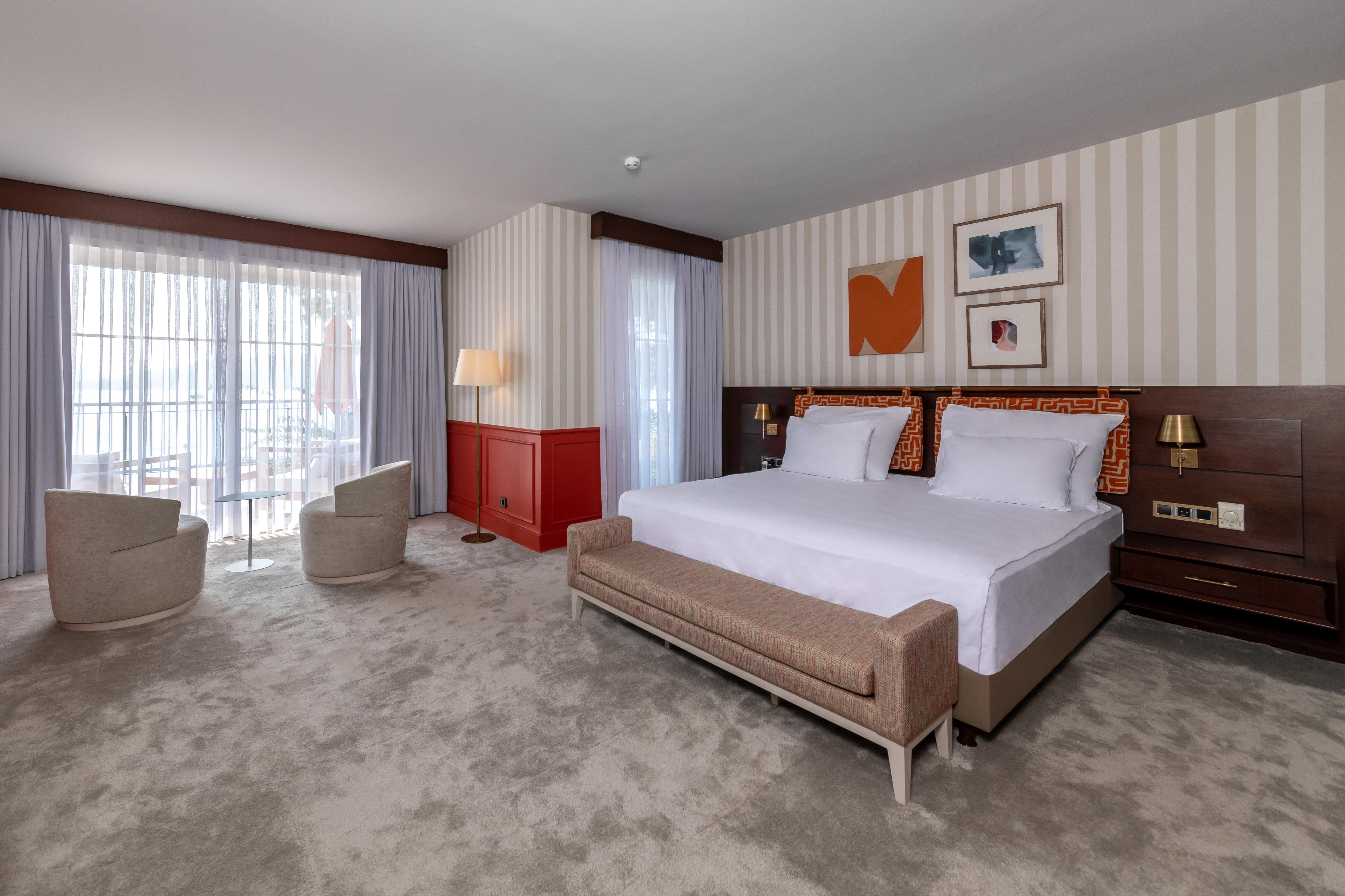 En az 2 yetişkin, En fazla 4 yetişkin + 1 çocuk veya 3 yetişkin + 2 çocuk.