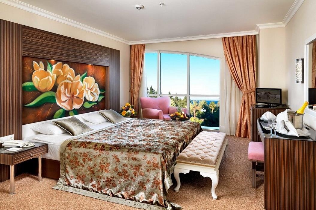 En az 3 yetişkin, En fazla 3 yetişkin + 1 çocuk.