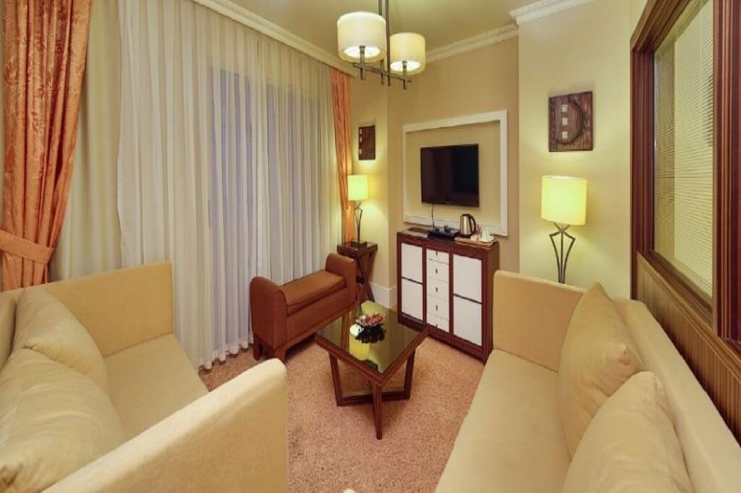 En az 4 yetişkin, En fazla 4 yetişkin + 1 çocuk.