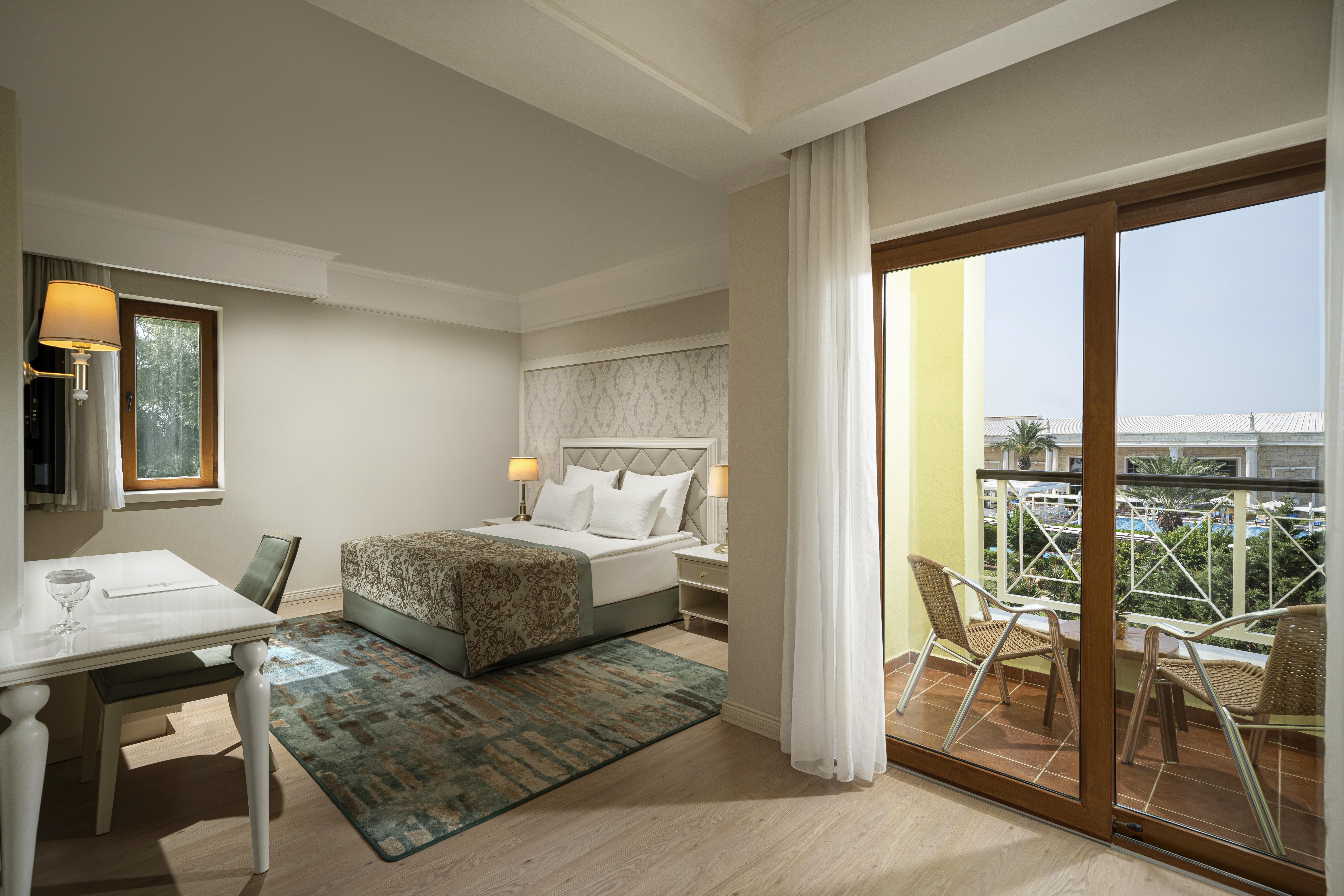 En az 3 yetişkin, En fazla 4 yetişkin veya 3 yetişkin + 2 çocuk.