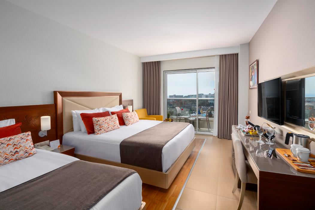 En fazla 3 yetişkin + 1 bebek (0-2 yaş) veya 2 yetişkin + 1 çocuk + 1 bebek (0-2 yaş).