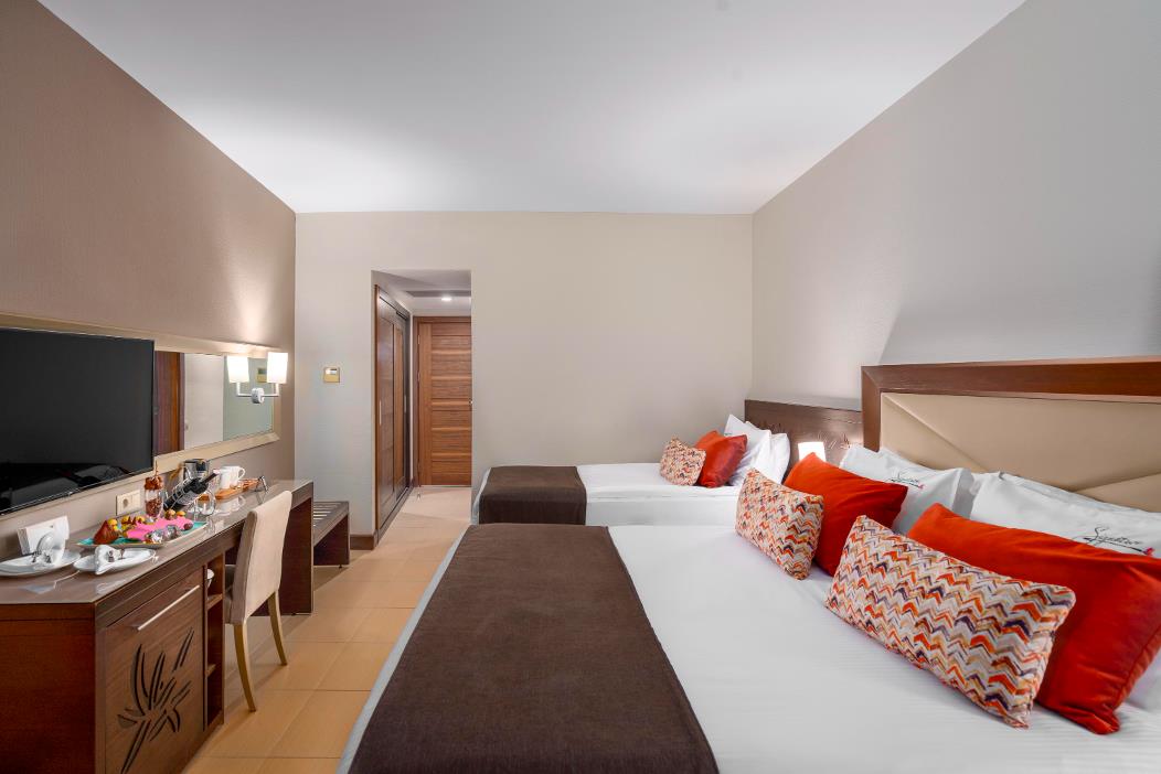 En fazla 3 yetişkin + 1 bebek (0-2 yaş) veya 2 yetişkin + 1 çocuk + 1 bebek (0-2 yaş).